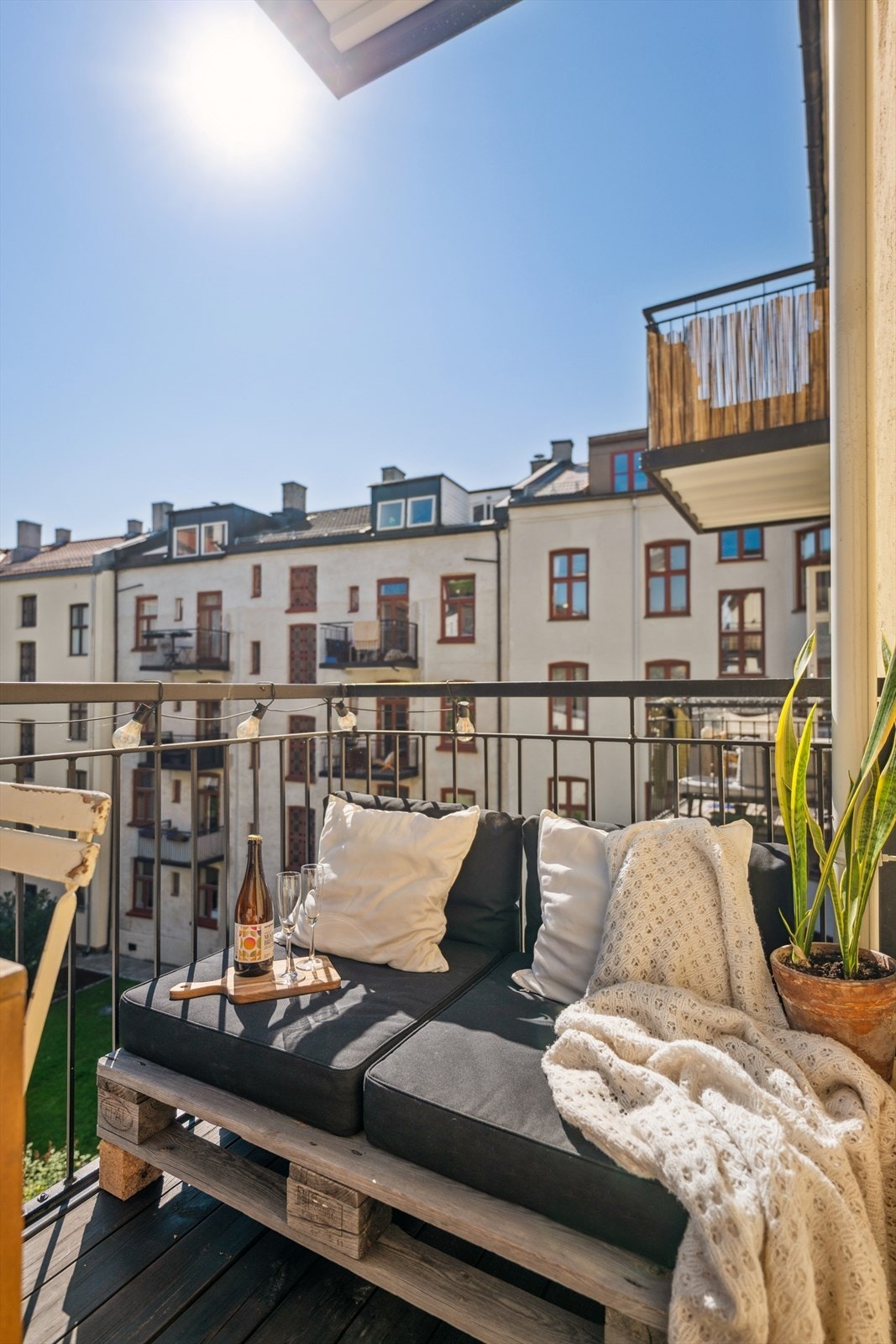 Her kan du nyte morgenkaffen til forrmiddagssol. Galleribilde