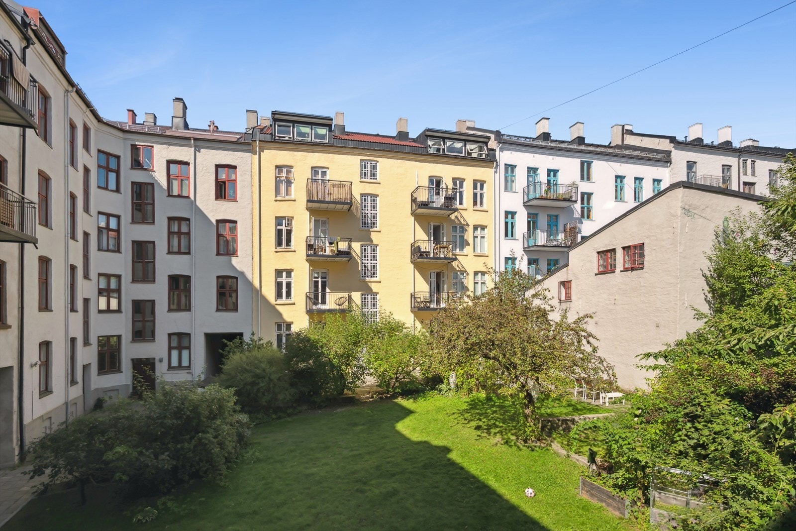 Borettslaget har flotte grøntarealer samt hyggelige sittegrupper i skjermede omgivelser. Galleribilde