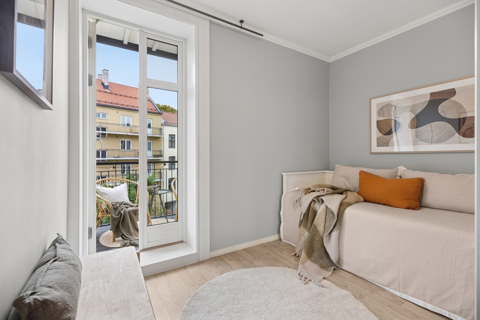 Ut fra soverommet har du adkomst til en herlig balkong. Den oppleves som en naturlig forlengelse av leiligheten på varme sommerdager. Galleribilde