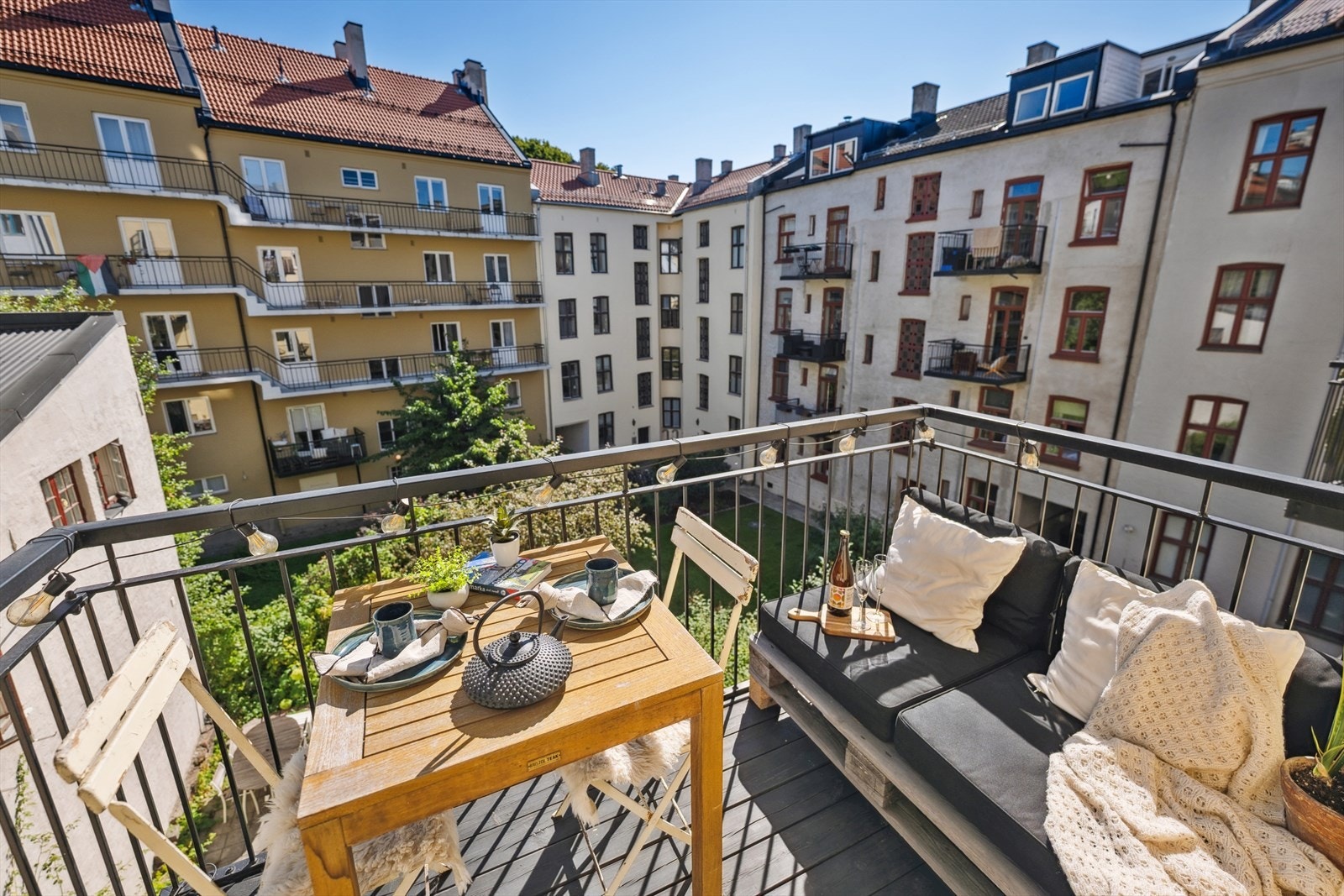 Leiligheten har en flott balkong på 3,6 m² med gode solforhold og hyggelig utsyn mot den stille bakgården. Galleribilde