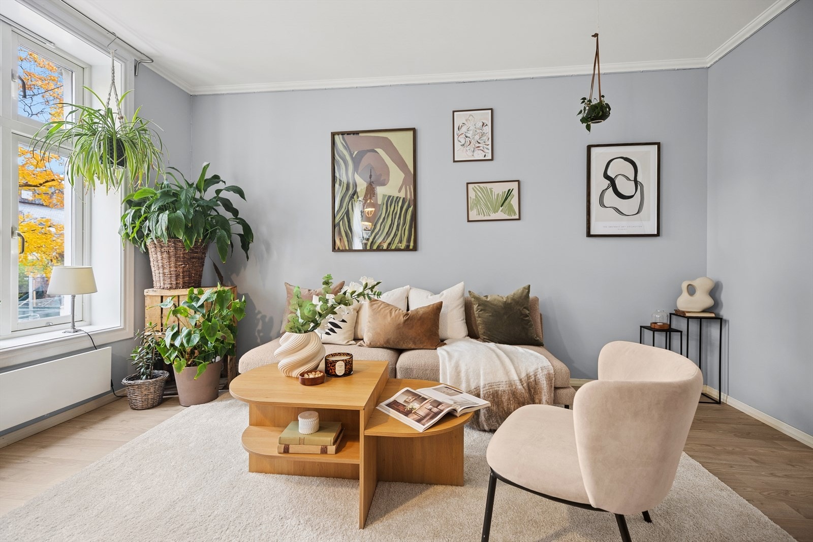 Store vindusflater slipper inn rikelig med naturlig lys og skaper en behagelig atmosfære. Galleribilde