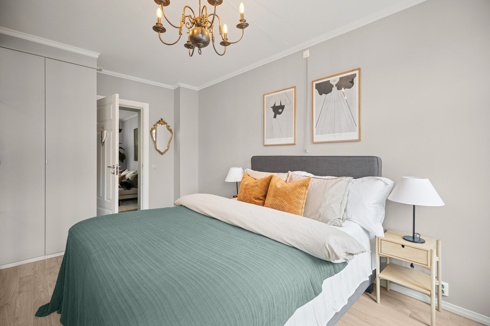 Praktisk kombinasjon av frittstående garderobeskap og en mindre, integrert garderobeløsning. Galleribilde