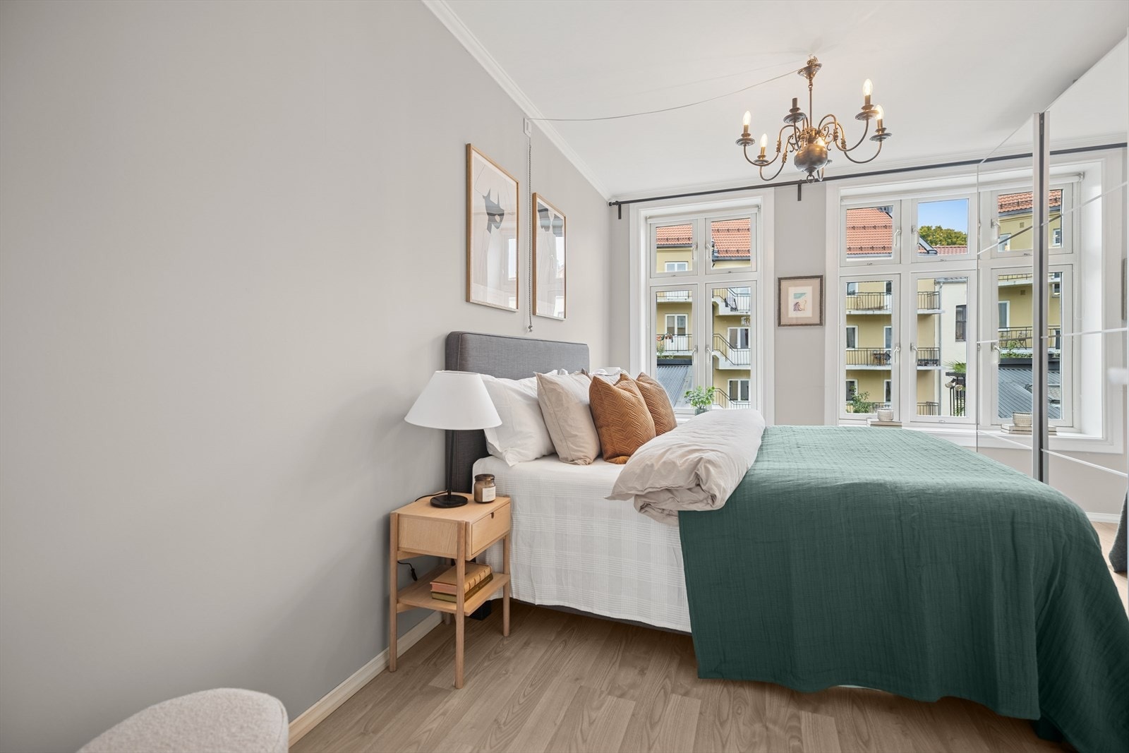 Store vinduer slipper inn rikelig med dagslys og vender ut mot en stille, skjermet bakgård. Galleribilde