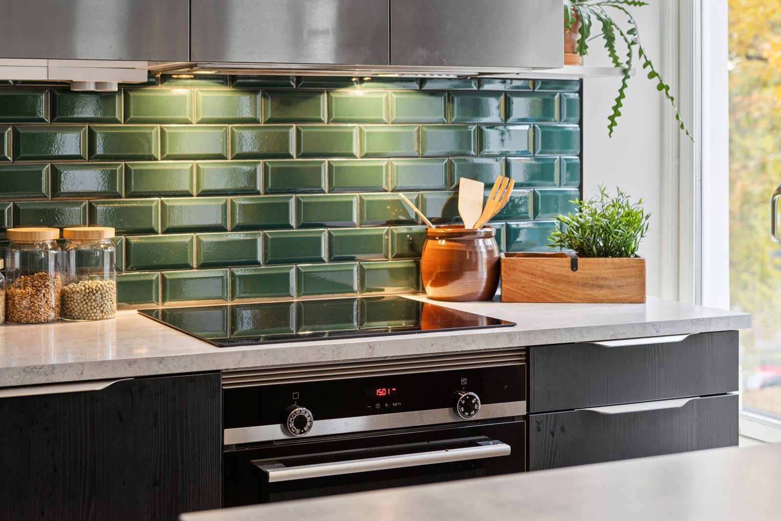 De grønne flisene tilfører personlighet og gir kjøkkenet et eksklusivt særpreg. Galleribilde