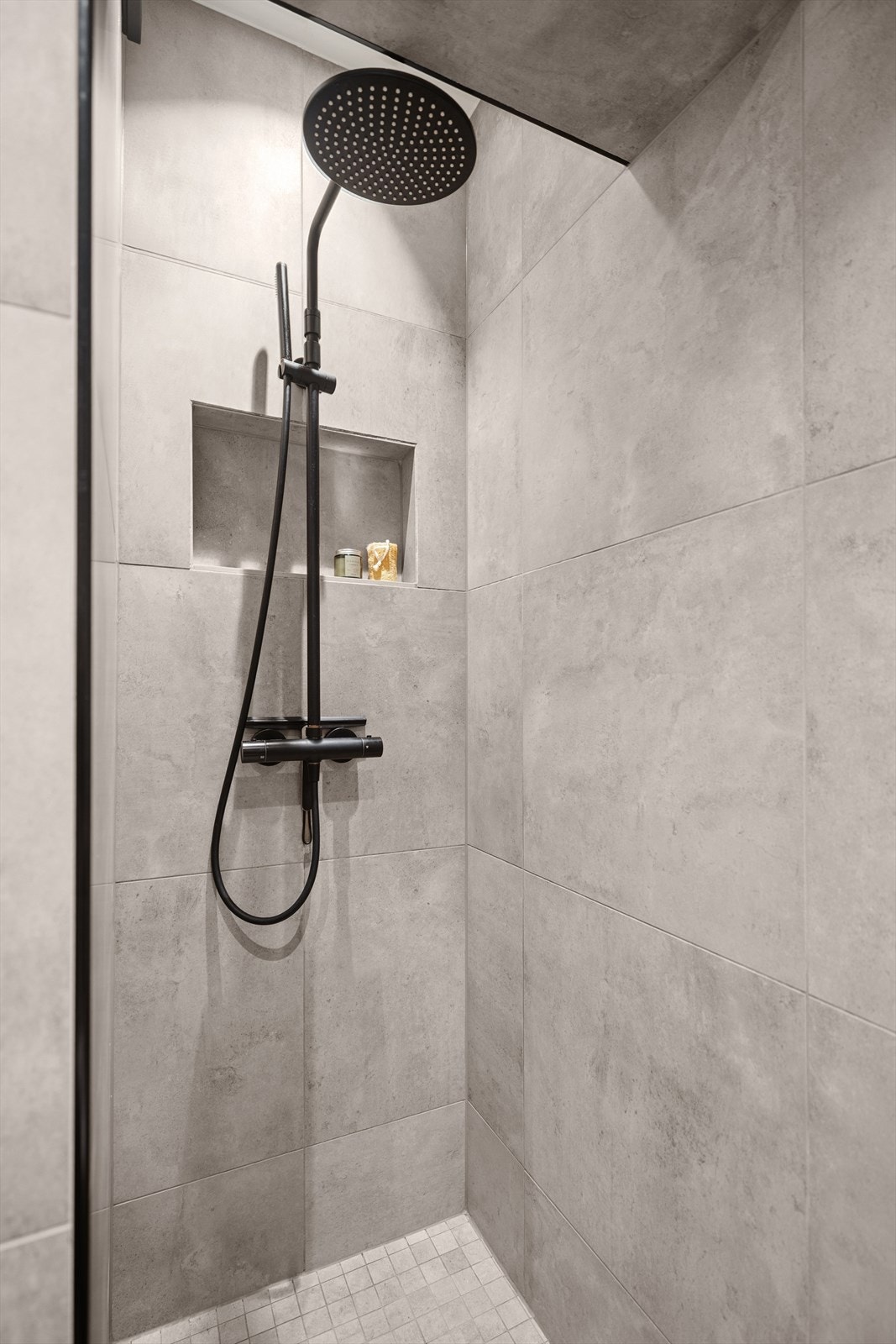 Flott dusjsoneløsning med vegghengt toalett og opplegg for vaskemaskin - elektriske arbeider utført i forbindelse med rehabiliteringen. Galleribilde