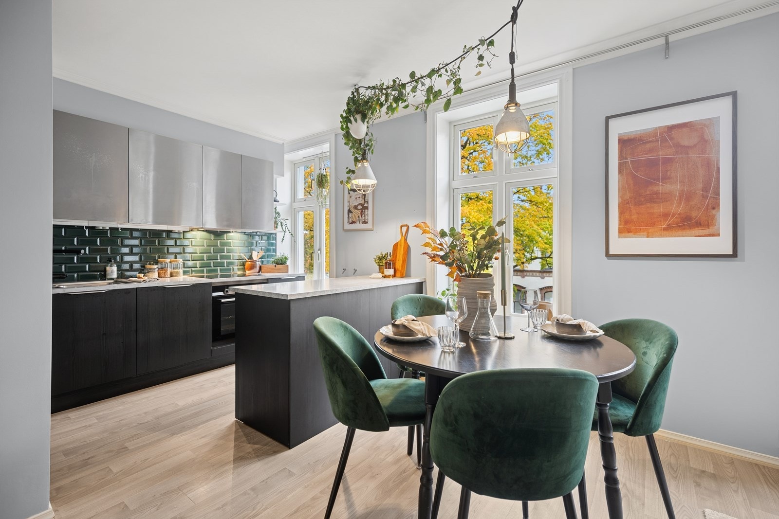 Nytt kjøkken fra 2022 - stilrent og moderne, med en perfekt kombinasjon av funksjonalitet, farge og stil. Galleribilde