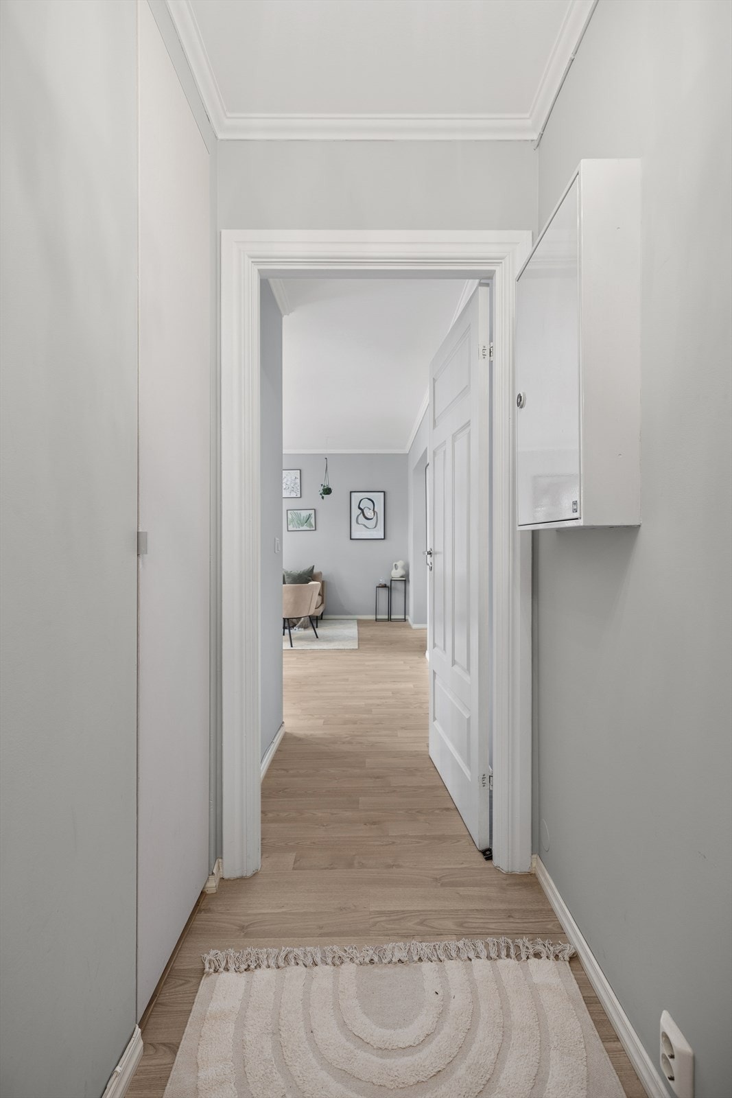 Stor og praktisk entré med innebygd skap og god plass til oppbevaring. Galleribilde