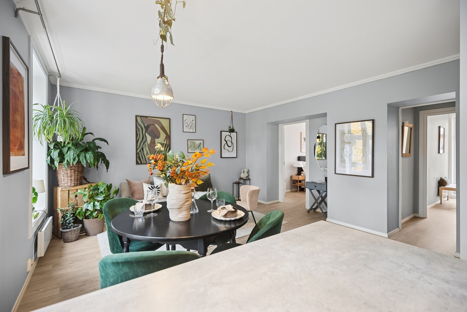 Veggflatene er malt i en delikat gråtone som harmonerer vakkert med parkettgulvet fra 2016 og gir rommet et lunt og stilrent uttrykk. Galleribilde