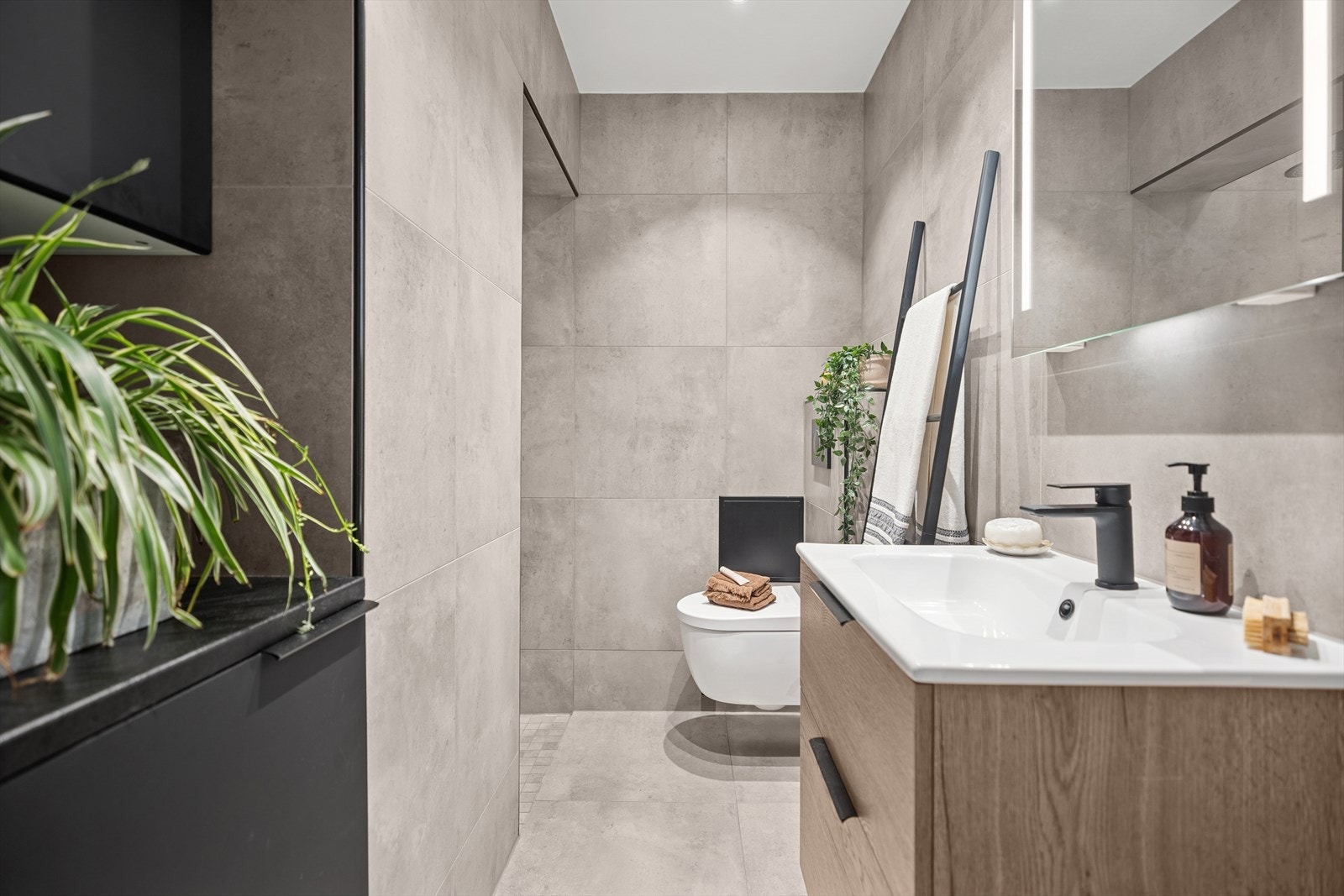 Stilrent og moderne bad pusset opp i 2021, med gjennomførte materialvalg og elegant uttrykk. Galleribilde