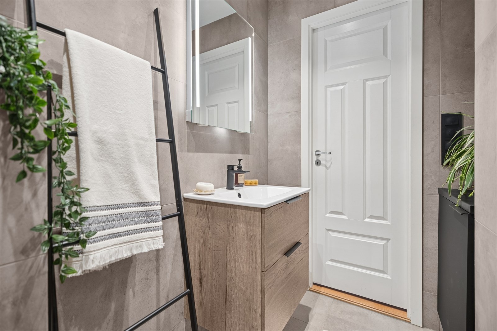 Servant med ett-greps blandebatteri, speil og praktisk oppbevaring i servantskap. Galleribilde