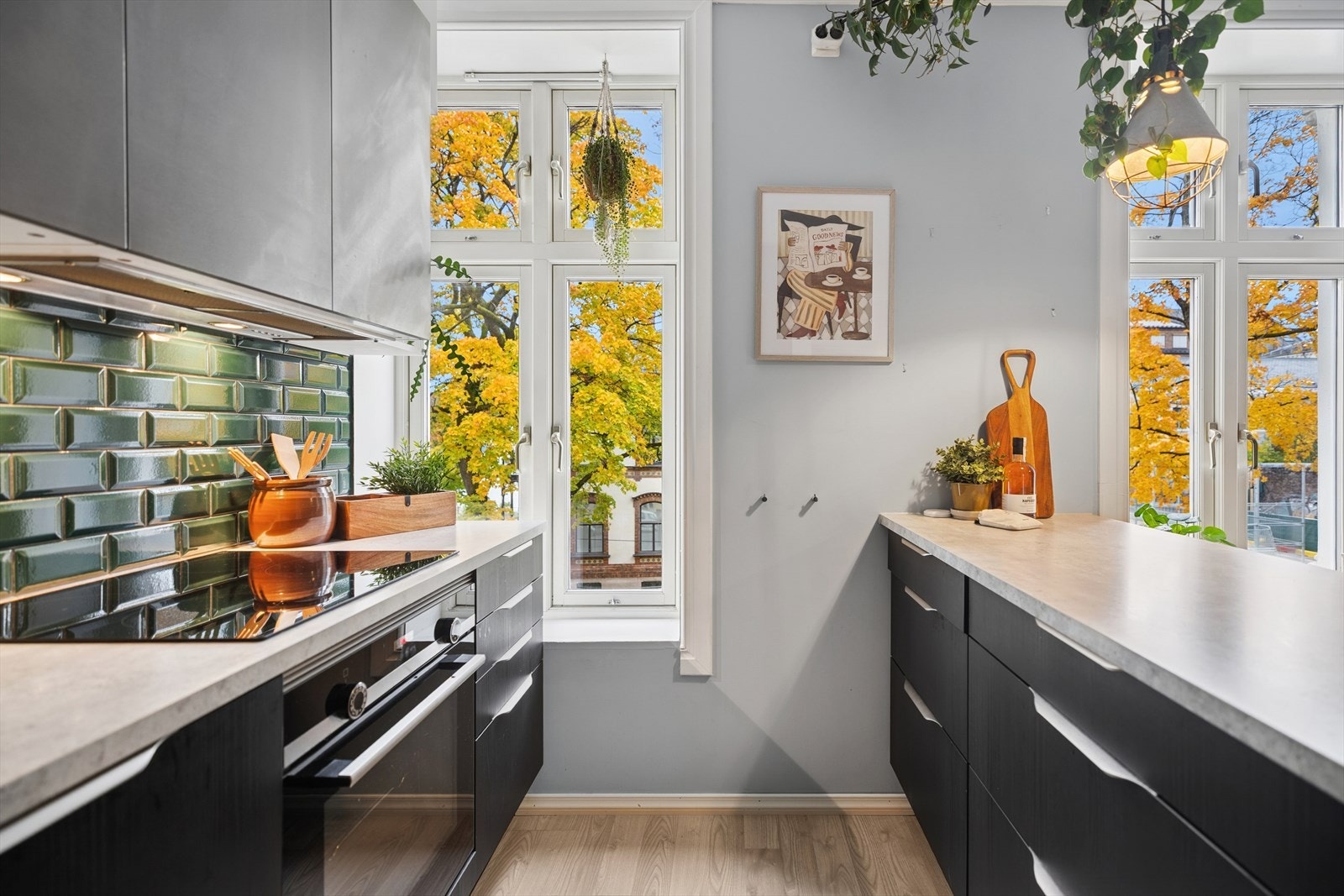 Stort vindu som slipper inn rikelig med naturlig lys og fremhever romfølelsen. Galleribilde