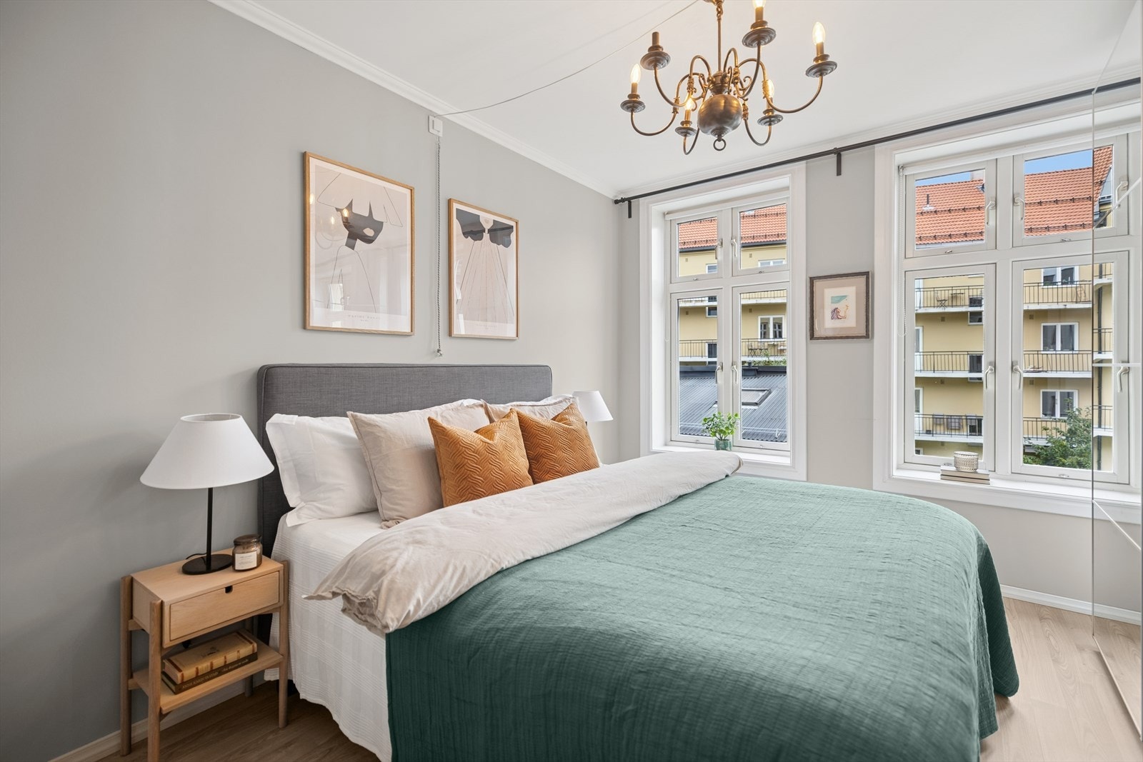 Tiltalende soveværelse av god størrelse som enkelt kan møbleres med dobbeltseng, skap og annet interiør. Galleribilde