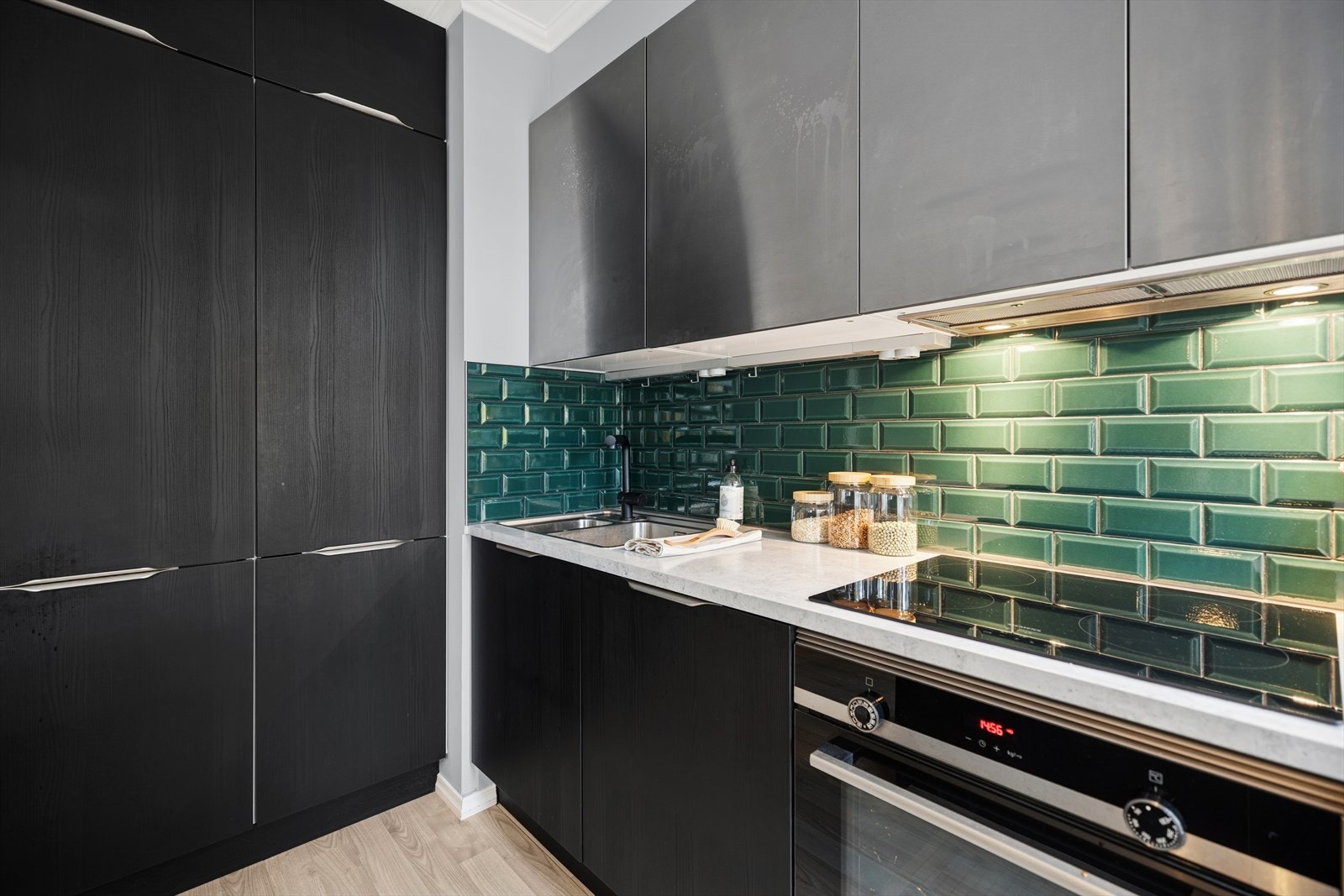 Benkeplate i laminat og nedfelt oppvaskkum med ett-greps blandebatteri. Galleribilde