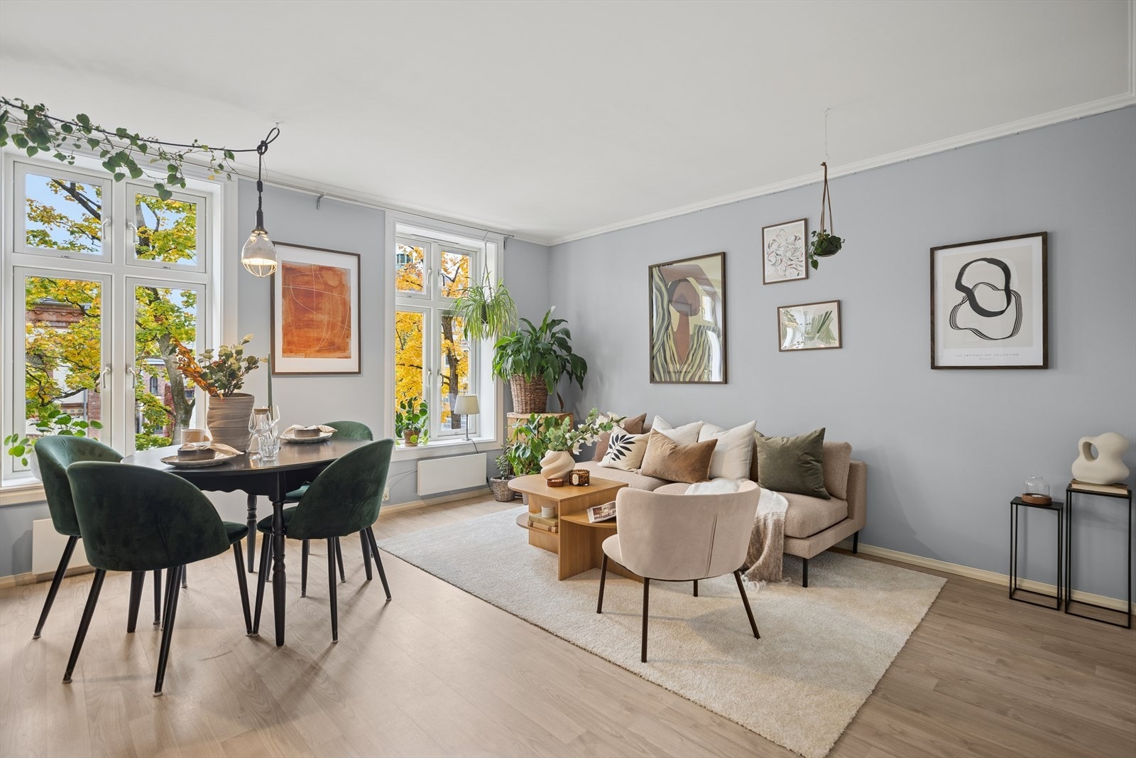 Meget romslig og sosial stue som enkelt kan møbleres i flere soner. Galleribilde