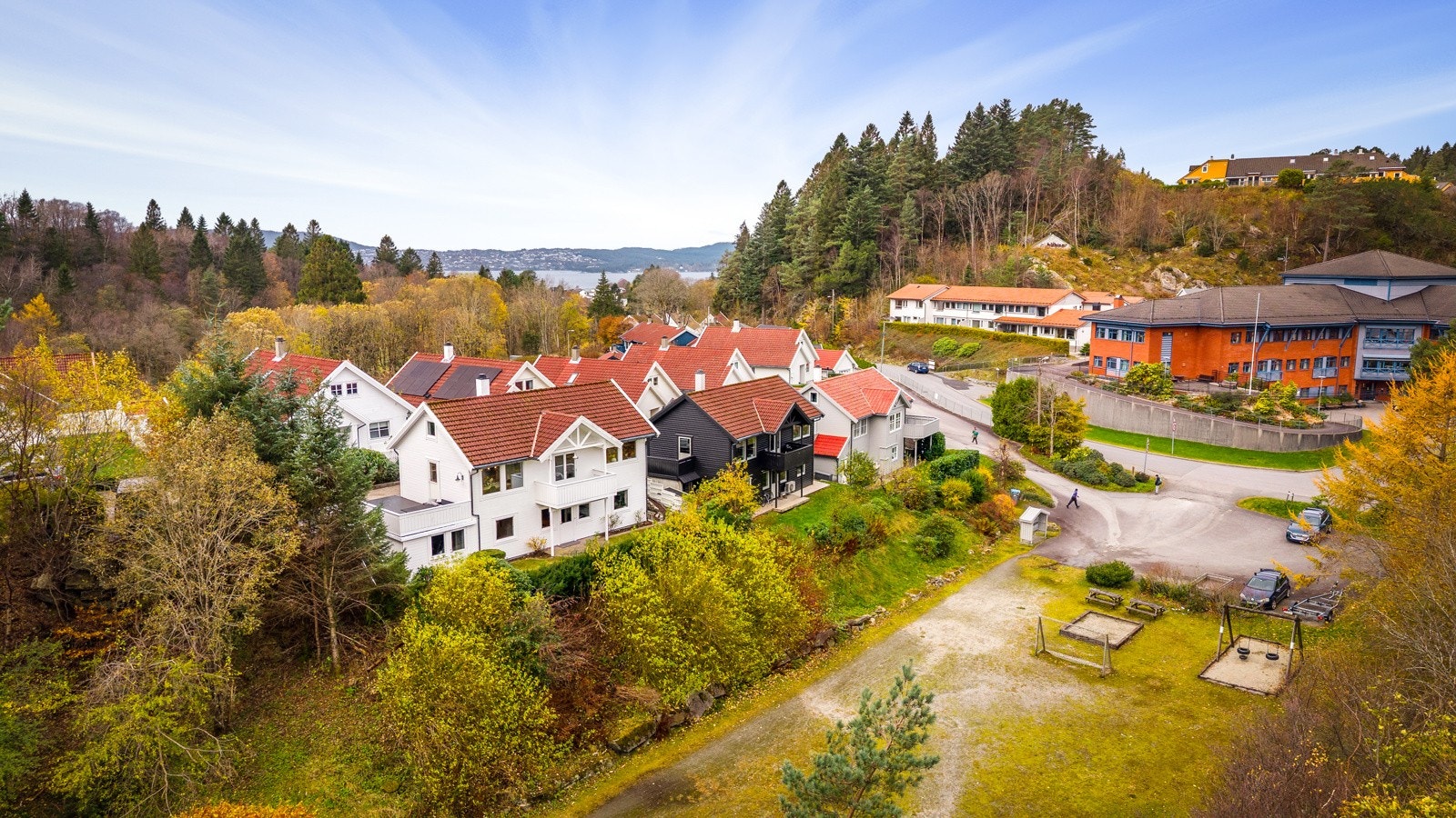 - Her bor du i et familievennlig og trivelig boligområde, med kort avstand til natur, servicetilbud og gode kollektivforbindelser - Galleribilde