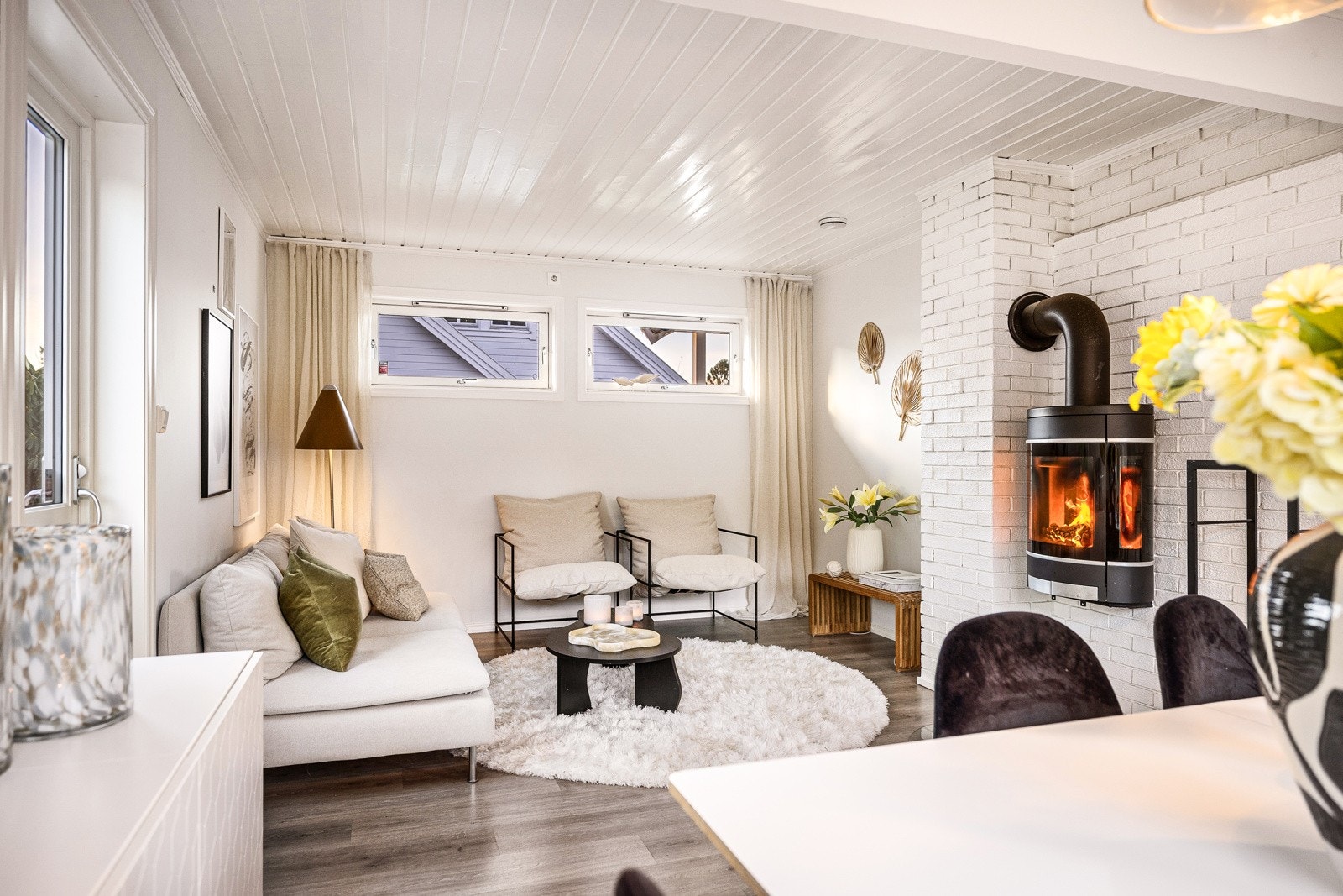 - Innvendig møtes du av lyse og behagelige rom med godt lysinnslipp - Galleribilde