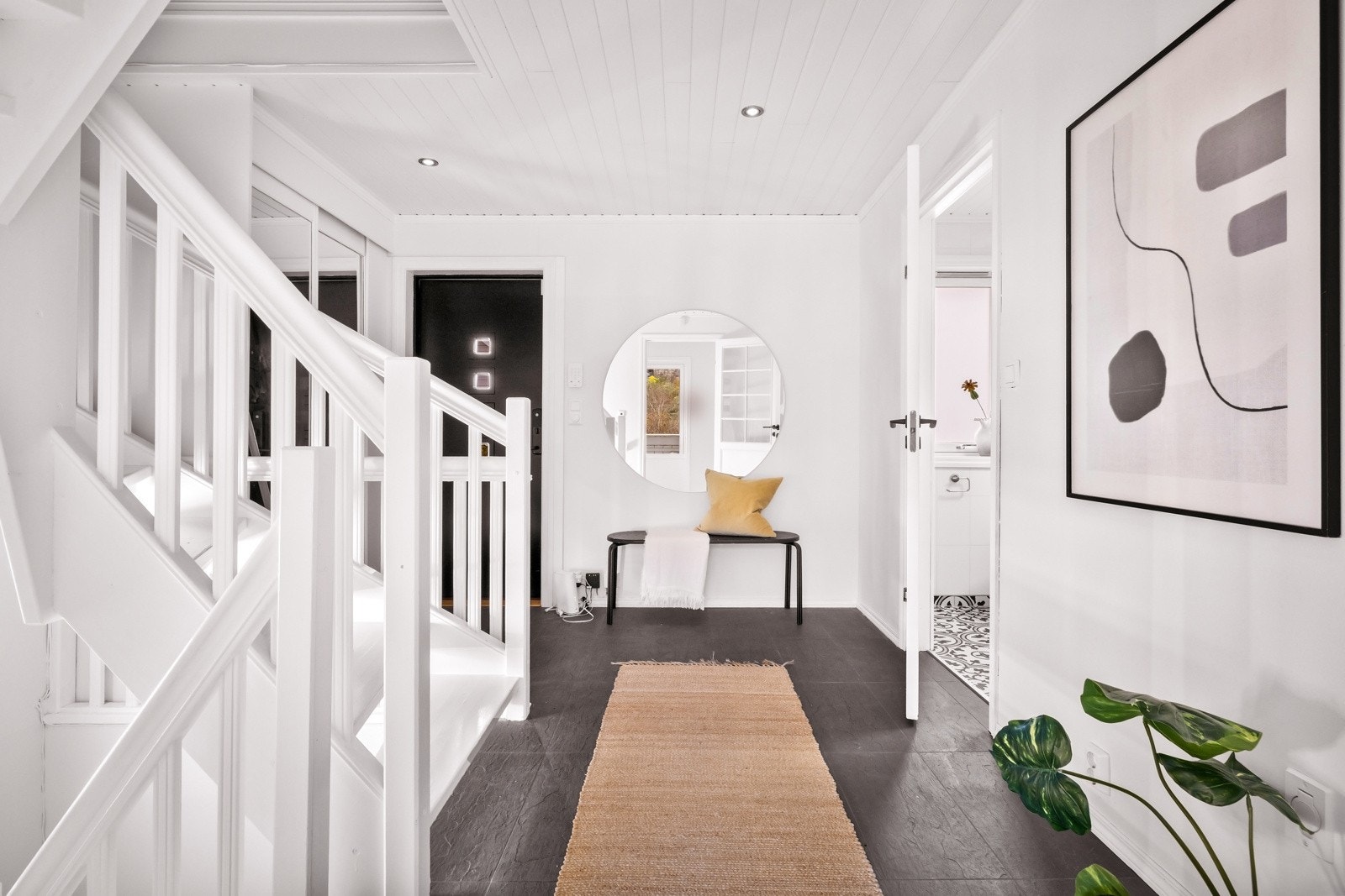 - Innbydende entré med garderobeløsning - Galleribilde