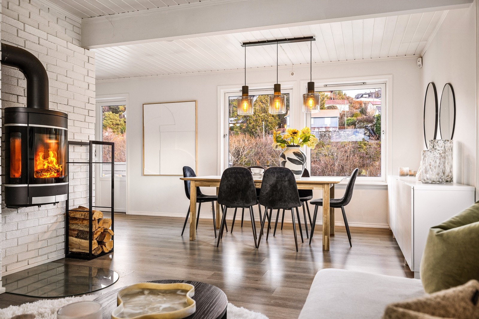 - Stuen har god plass til både sofagruppe og spisestue - Galleribilde