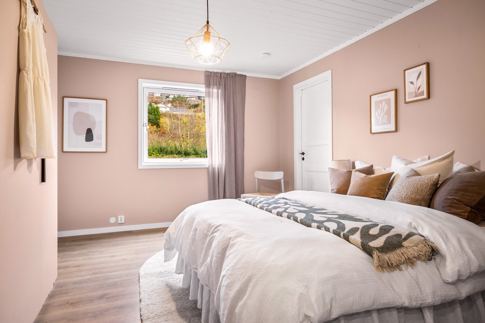 - Soverom 3 har inngang til den praktiske boden på hele 19 kvm som for eksempel kan omgjøres til walk-in - Galleribilde