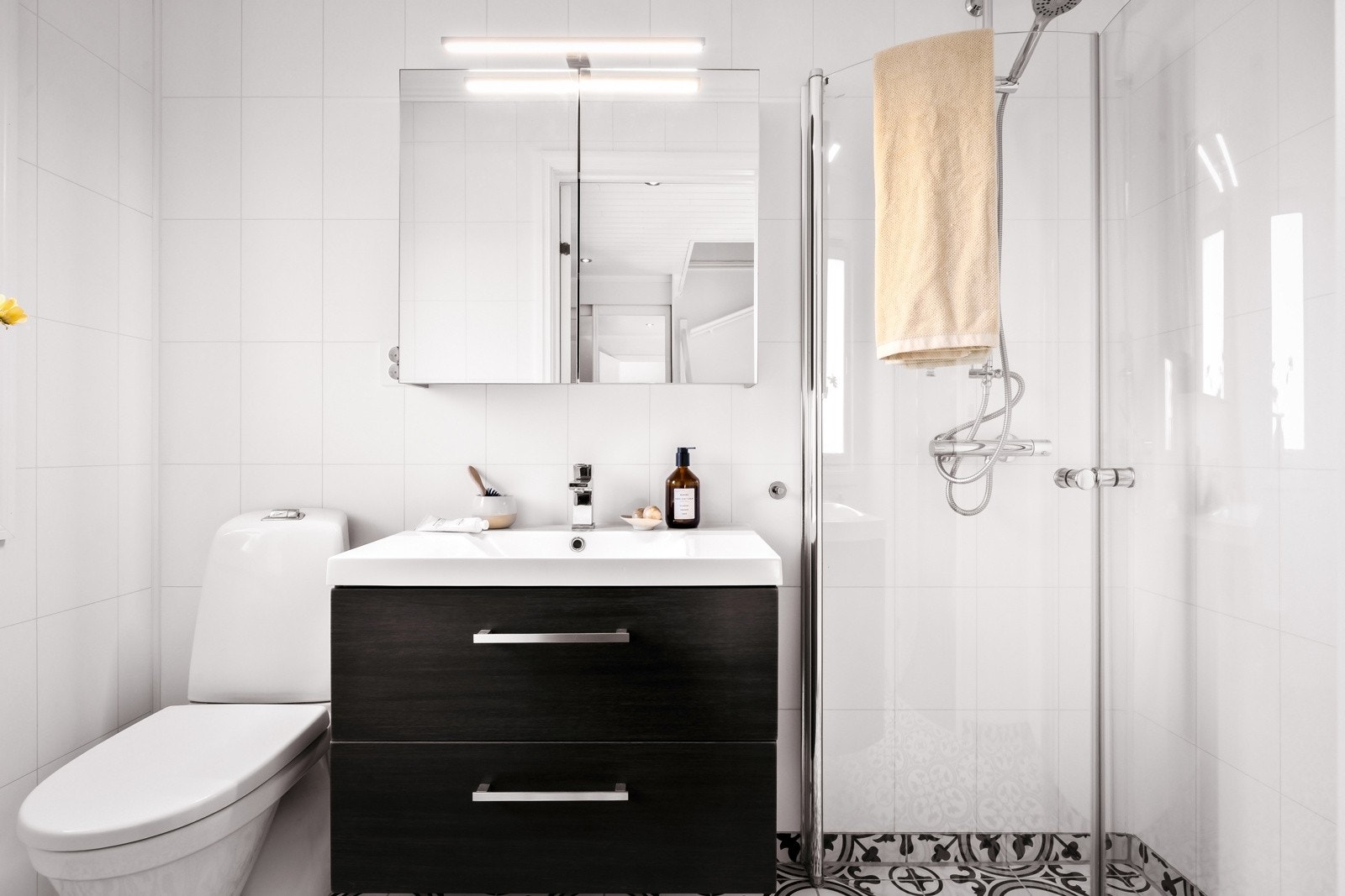 - Lyst og trivelig bad med varmekabler pusset opp i 2016 - Galleribilde