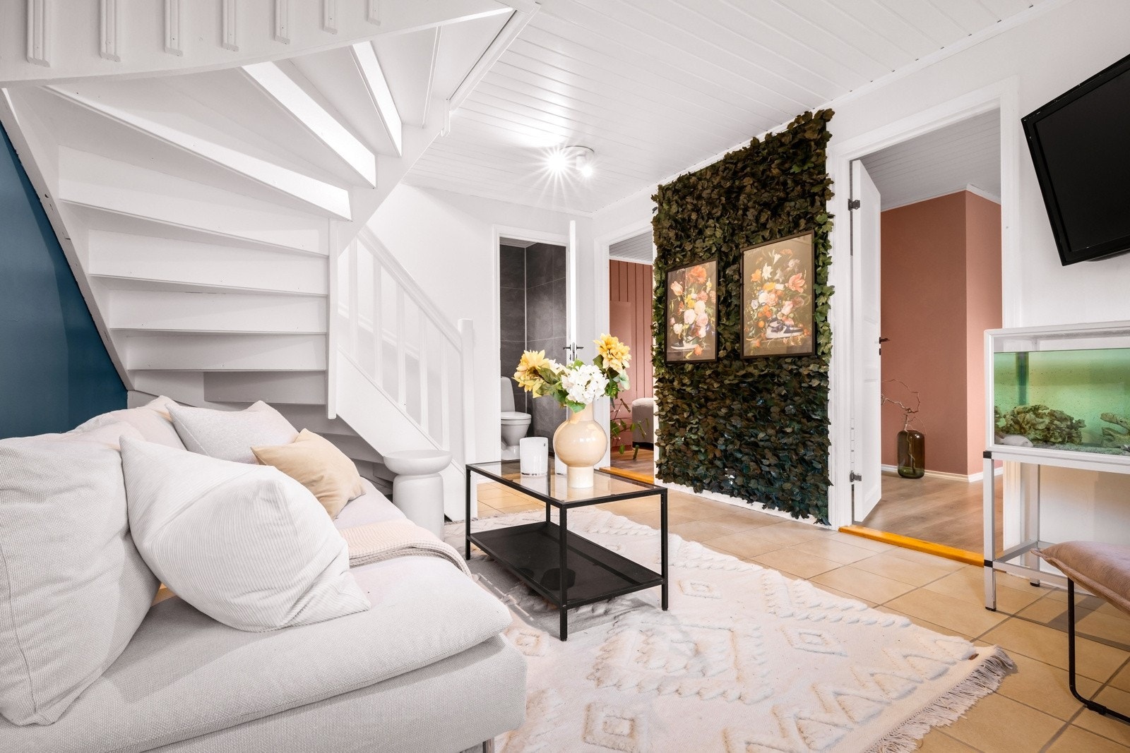 - Når du kommer ned i underetasjen møter du en hyggelig kjellerstue med utgang til hagen - Galleribilde