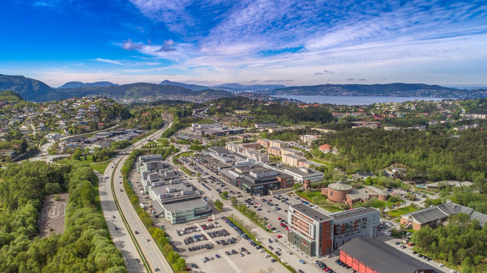 - Joker Ervik ligger i nærheten for daglige ærend, og Åsane Storsenter med et bredt utvalg av butikker, spisesteder og servicetjenester nås på få minutter - Galleribilde