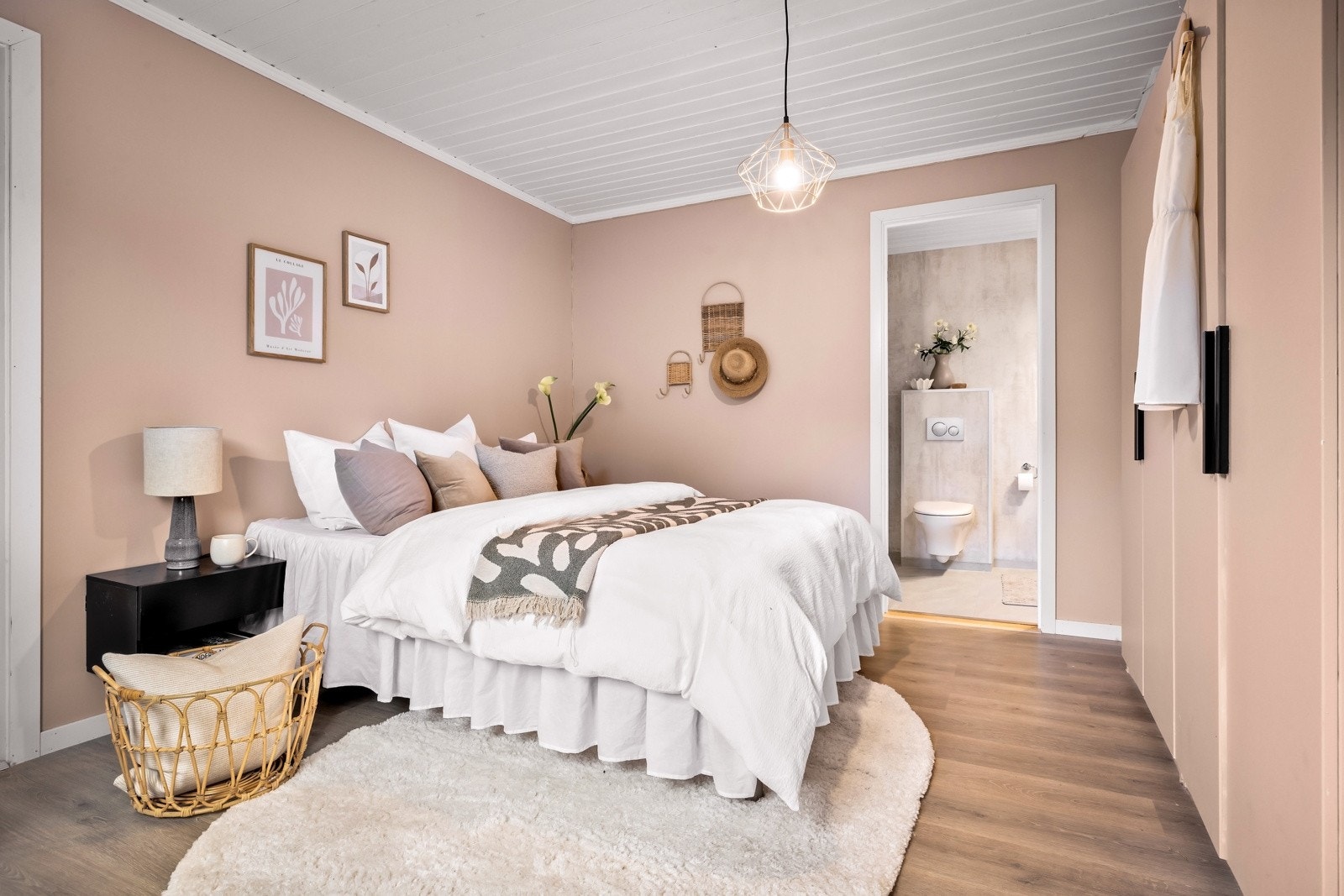 - Her har du også direkte tilknytning til det ene badet - Galleribilde