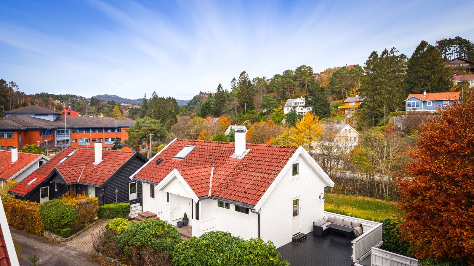 - På siden av huset finner du terrassen på 25 kvm - Galleribilde