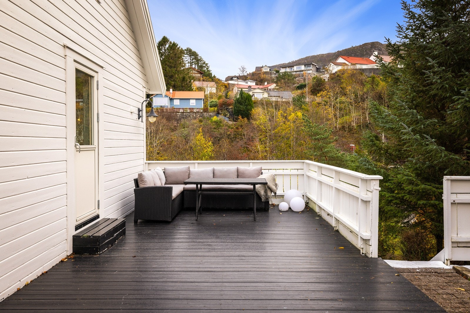 - Her kan du nyte solen, samle venner til grilling eller bare lene deg tilbake og se utover hagen - Galleribilde