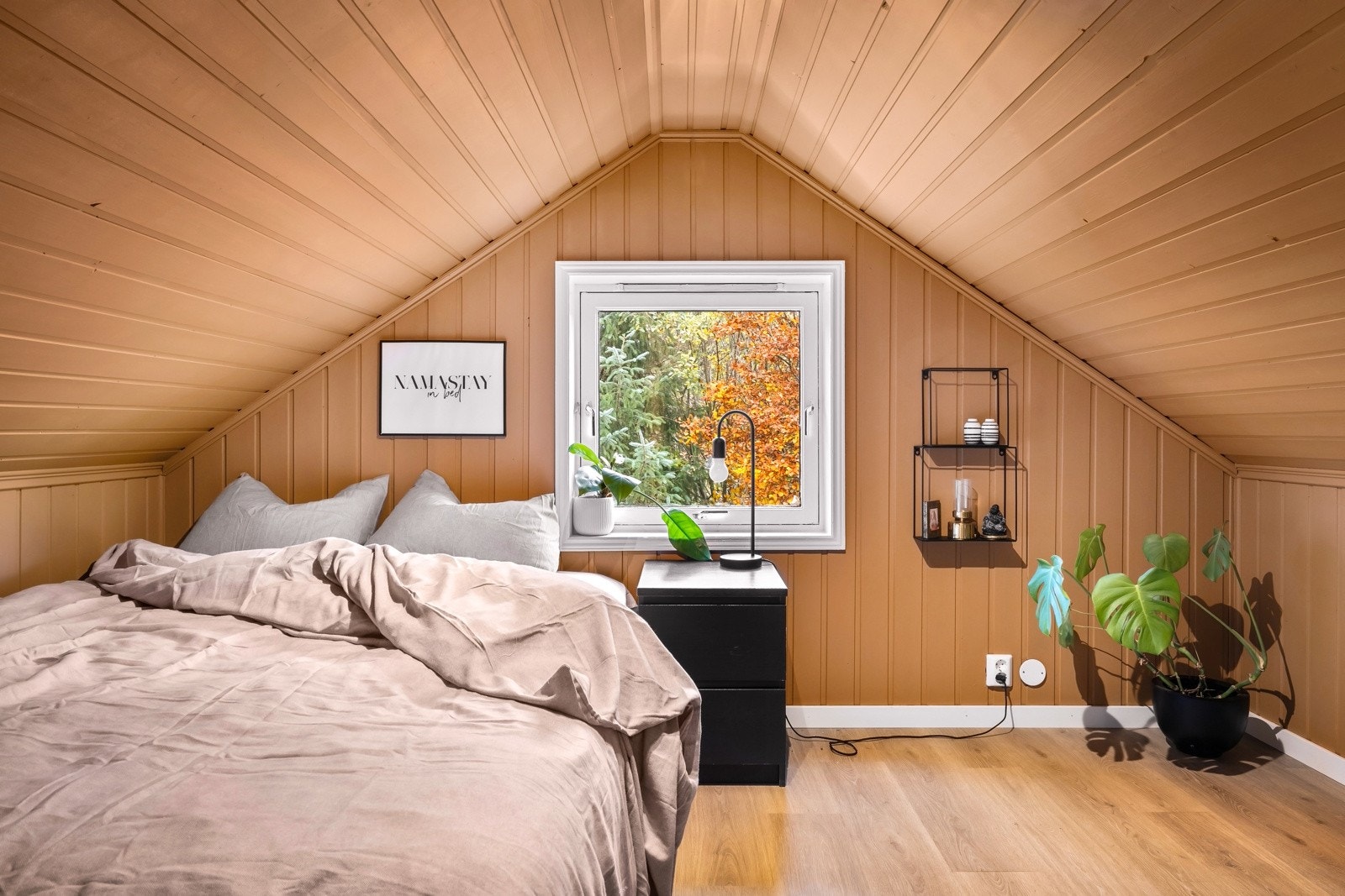 - Loftet er i dag er innredet med to rom møblert som soverom. Disse er ikke omsøkt og godkjent som oppholdsrom - Galleribilde