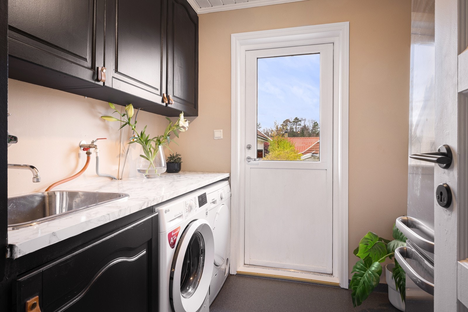 - Praktisk vaskerom med egen inngang - en svært funksjonell løsning med mulighet for ekstra fryser eller kjøleskap - Galleribilde