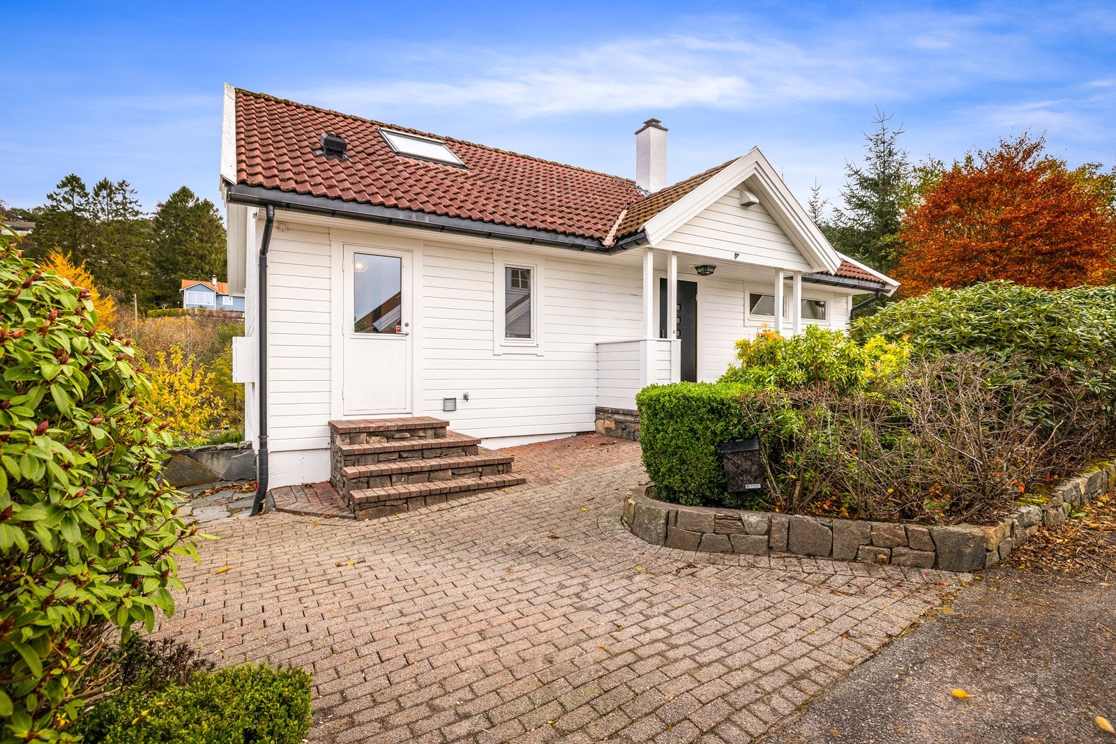 - Pen innkjørsel med belegningsstein og parkeringsareal - Galleribilde