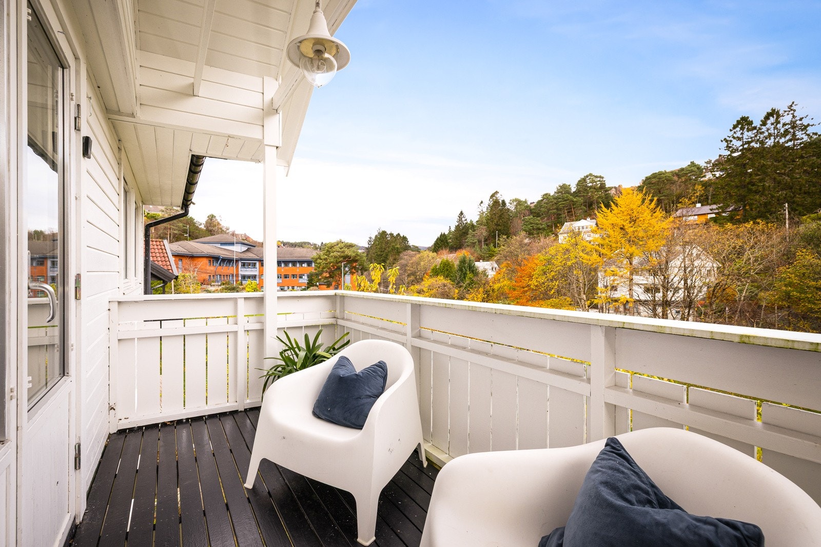 - Fra stuen er det utgang til både terrassedekke og balkong, som legger til rette for fine dager ute når sesongen tillater det - Galleribilde