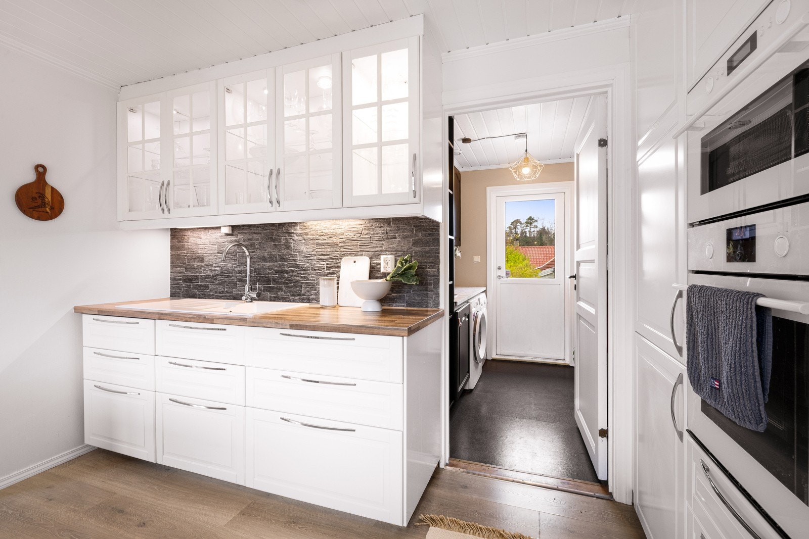 - Kjøkkenet har en praktisk utforming med god oppbevaringsplass og barløsning, som gjør matlagingen til en hyggelig del av hverdagen - Galleribilde