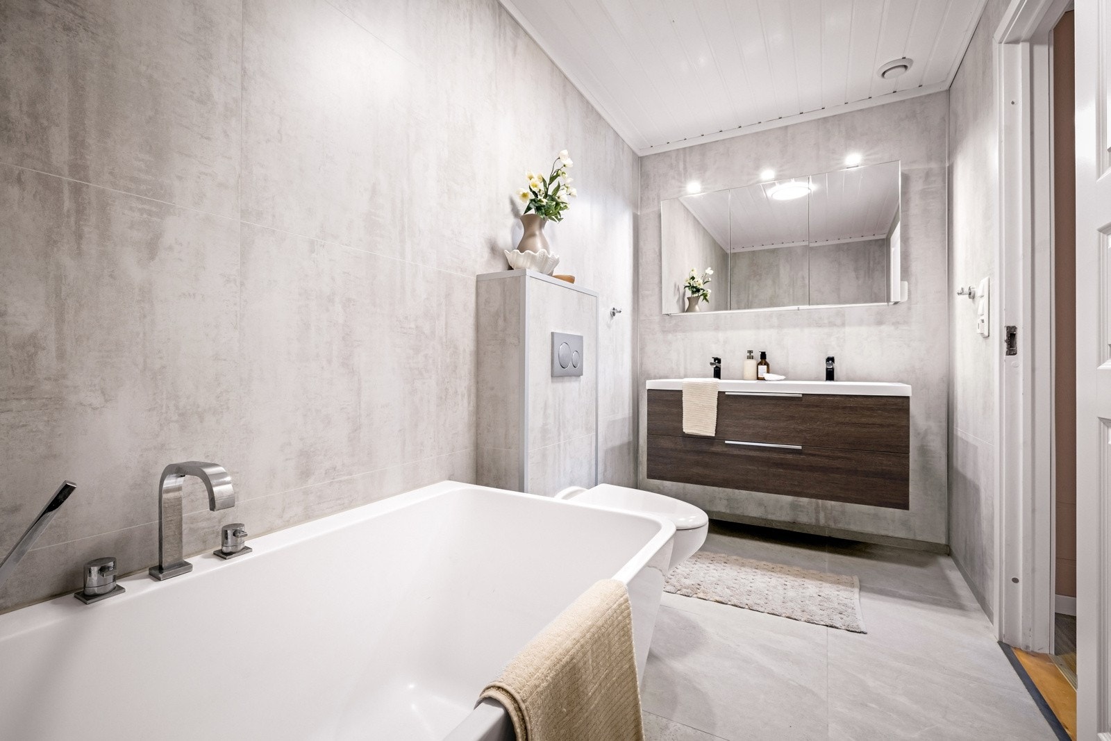 - Badet tilhørende hovedsoverommet har et deilig badekar - Galleribilde