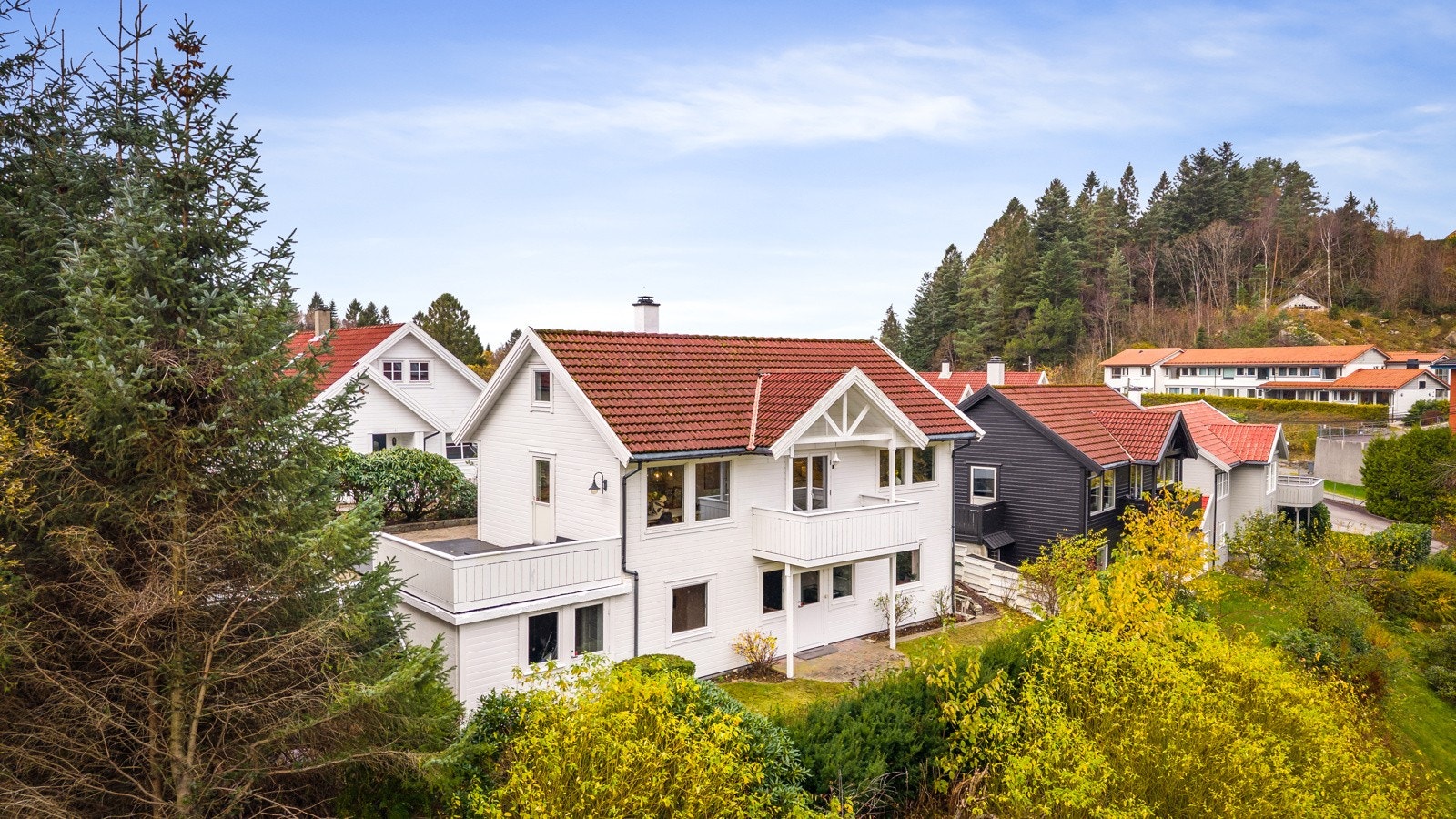 - Boligen har en pen fasade, og en koselig hage i front som gir et lunt og privat uterom - Galleribilde