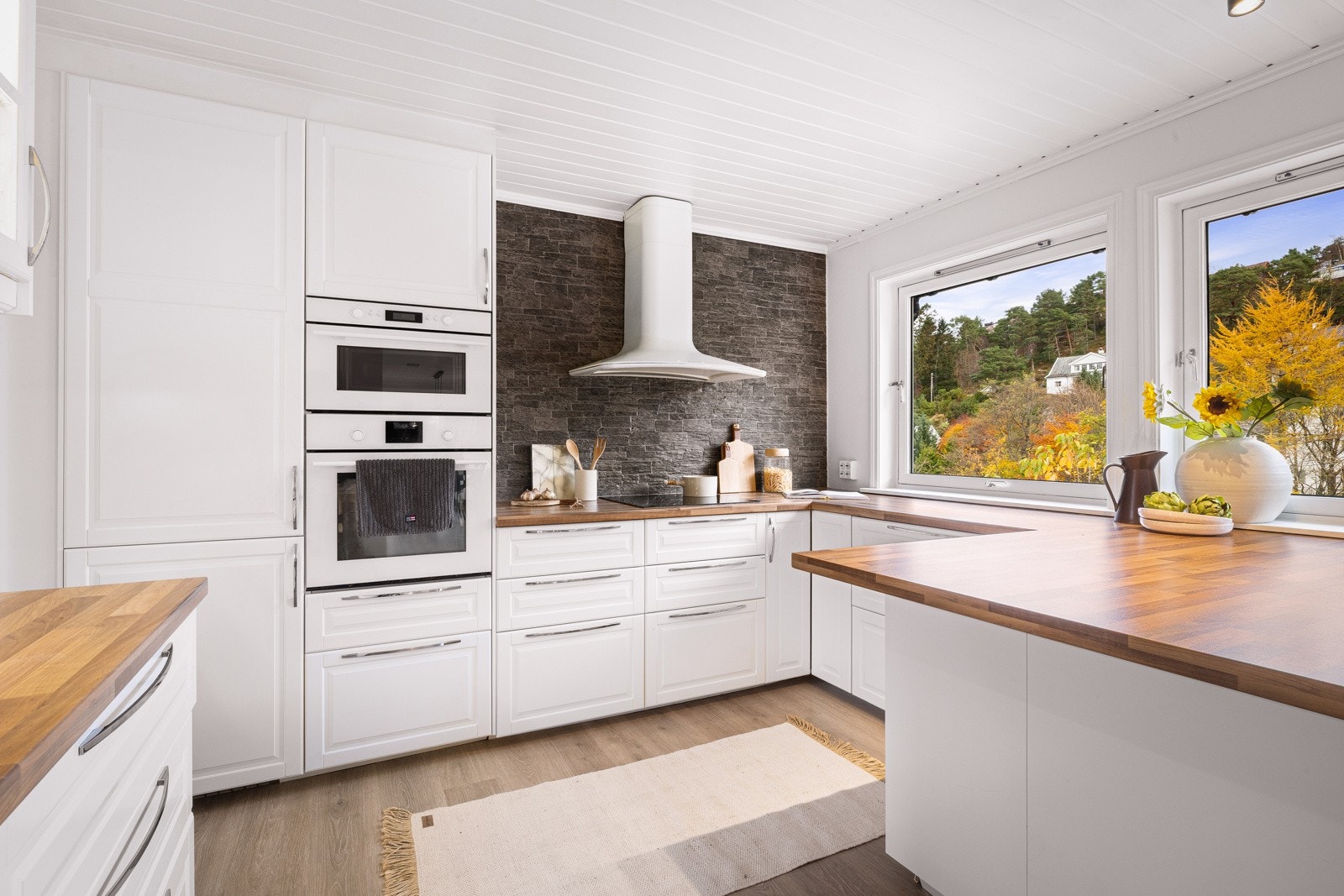 - Kjøkkenet er et lyst og pent IKEA-kjøkken med integrerte hvitevarer som ovn, mikrobølgeovn, oppvaskmaskin, platetopp med induksjon og kjøleskap med frysedel - Galleribilde