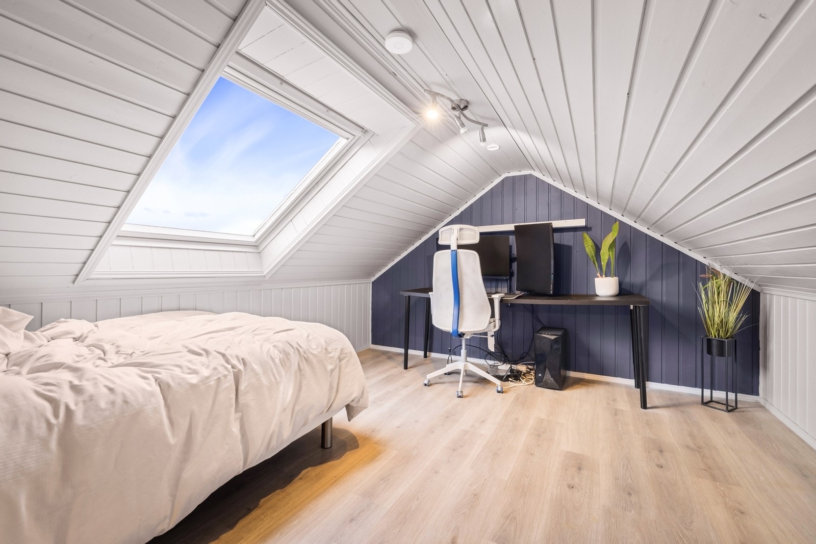 - Overflatene består av laminat, fliser og våtromsbelegg, og boligen fremstår med pene og velholdte materialvalg - Galleribilde