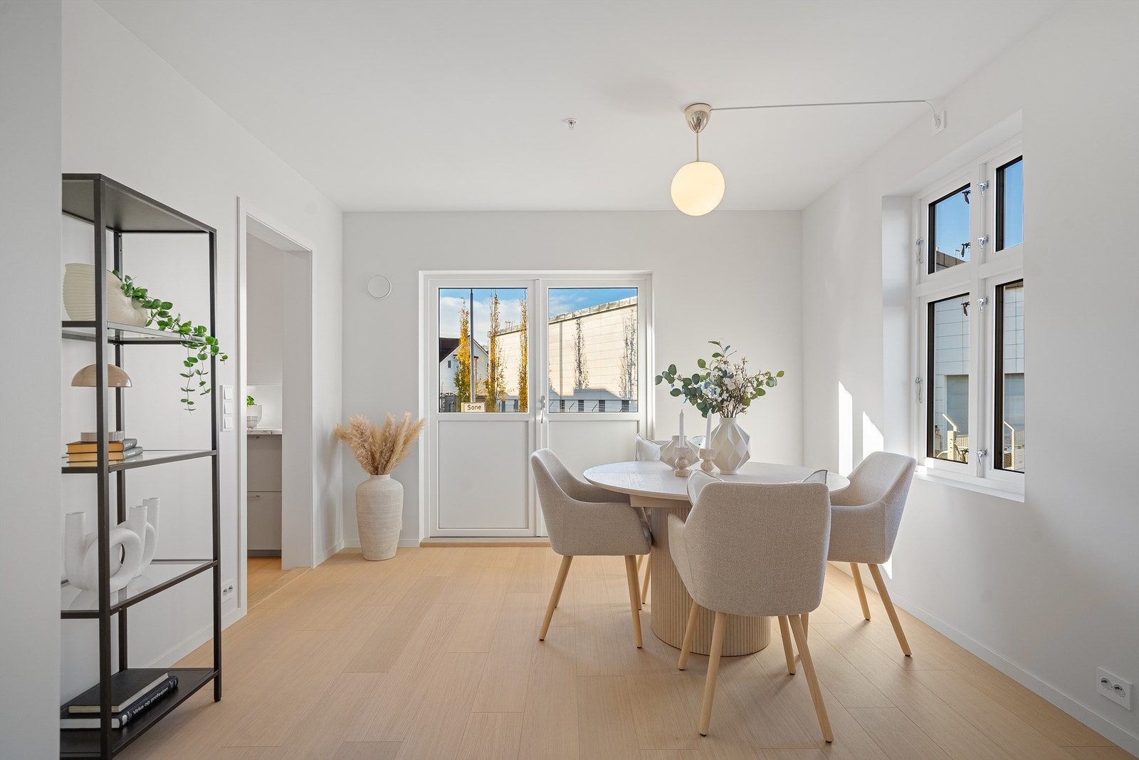 Stue med mye naturlig dagslys Galleribilde