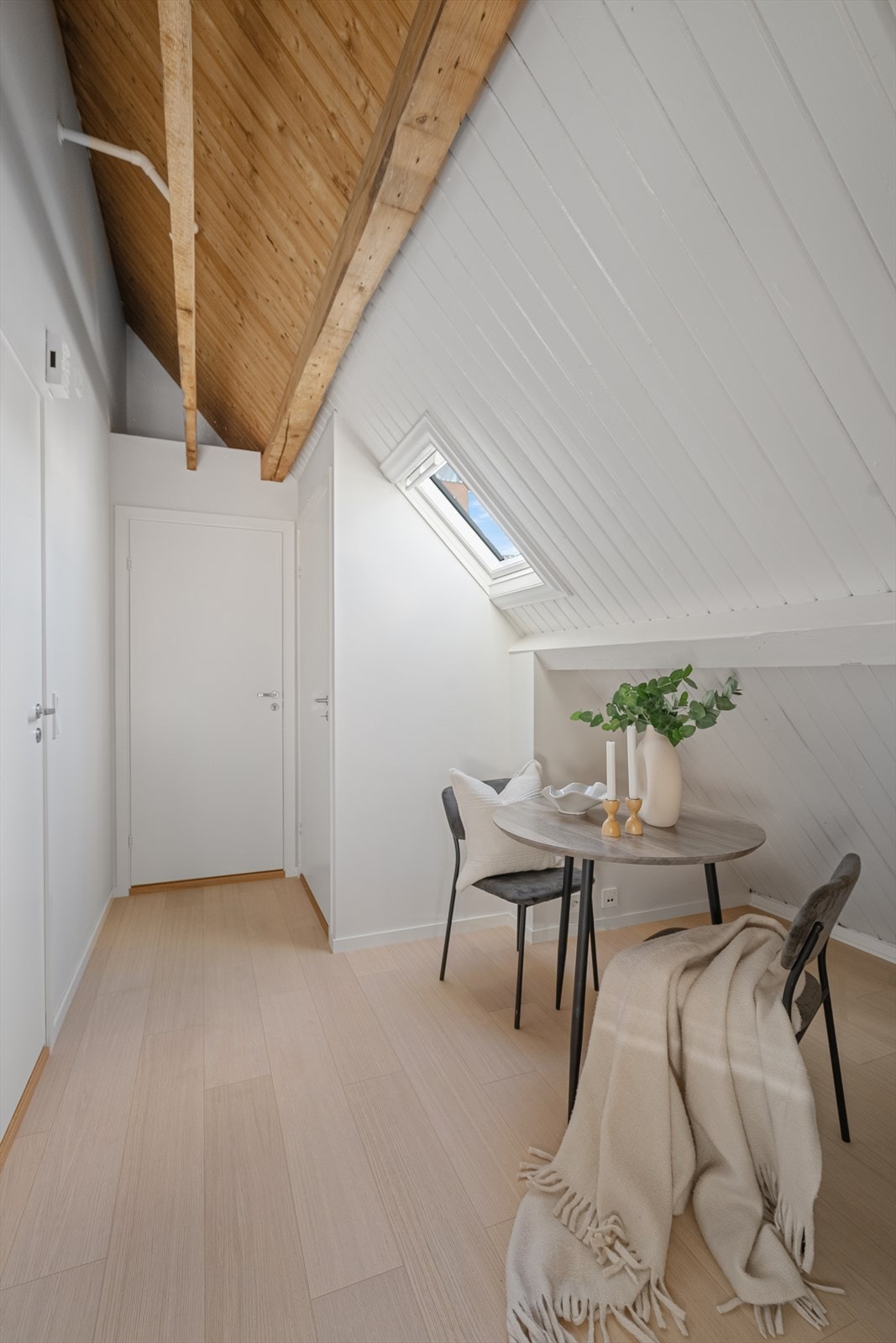 Kjøkken med plass til mindre spisebord Galleribilde