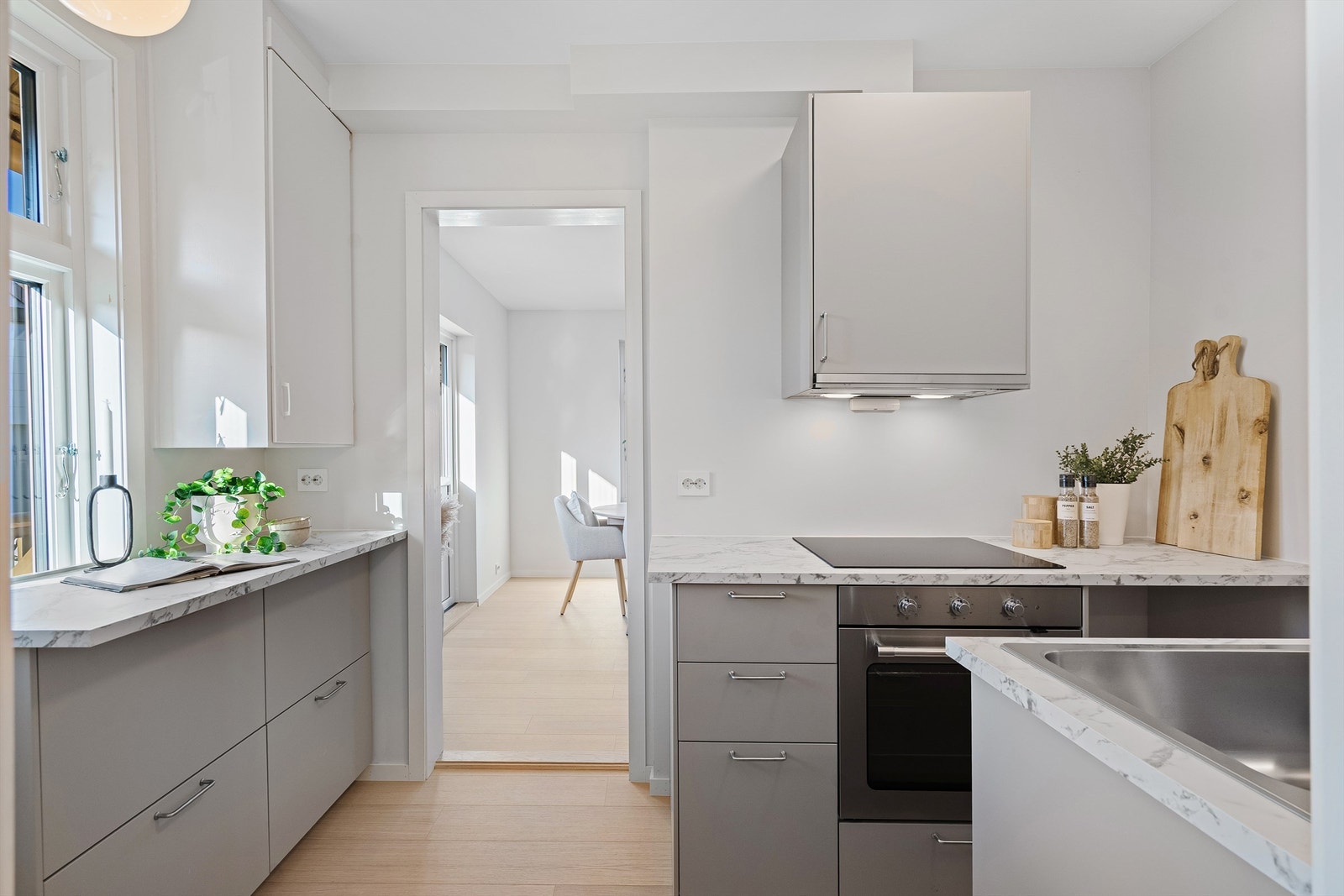 Kjøkken i moderne utførelse med godt med skap- og benkeplass Galleribilde