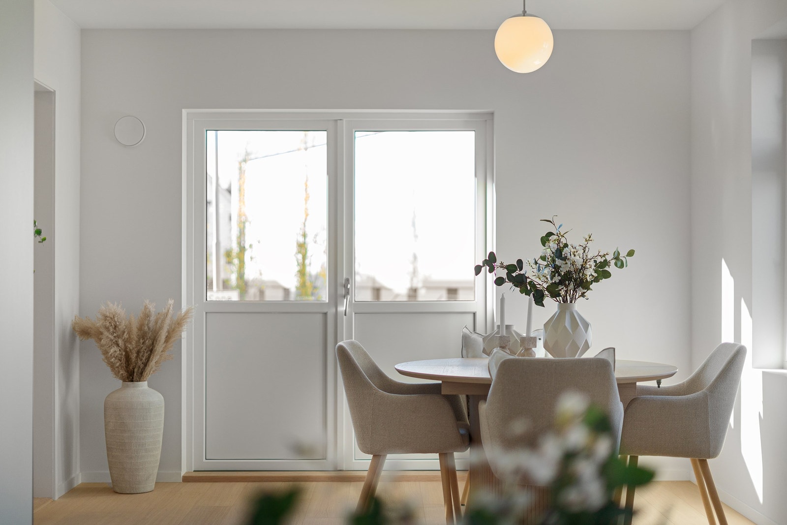 Stue med direkte adkomst til leilighetens balkong og trapp ned til felles uteområde Galleribilde