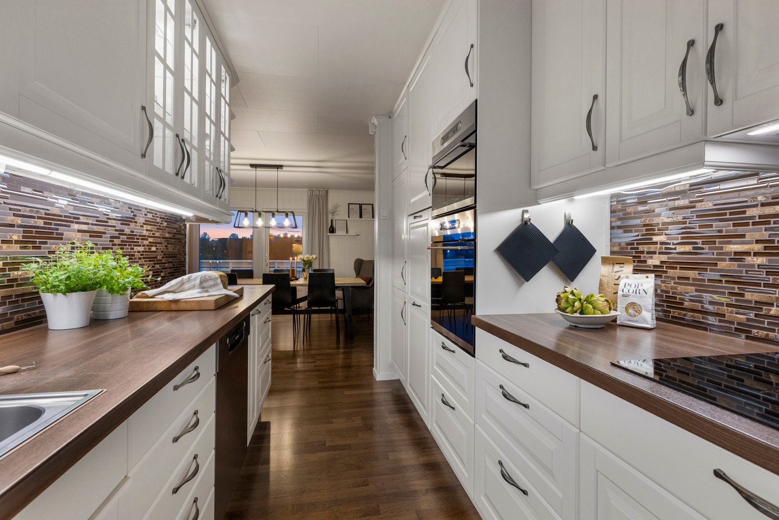 Kjøkken på kveldstid. Galleribilde