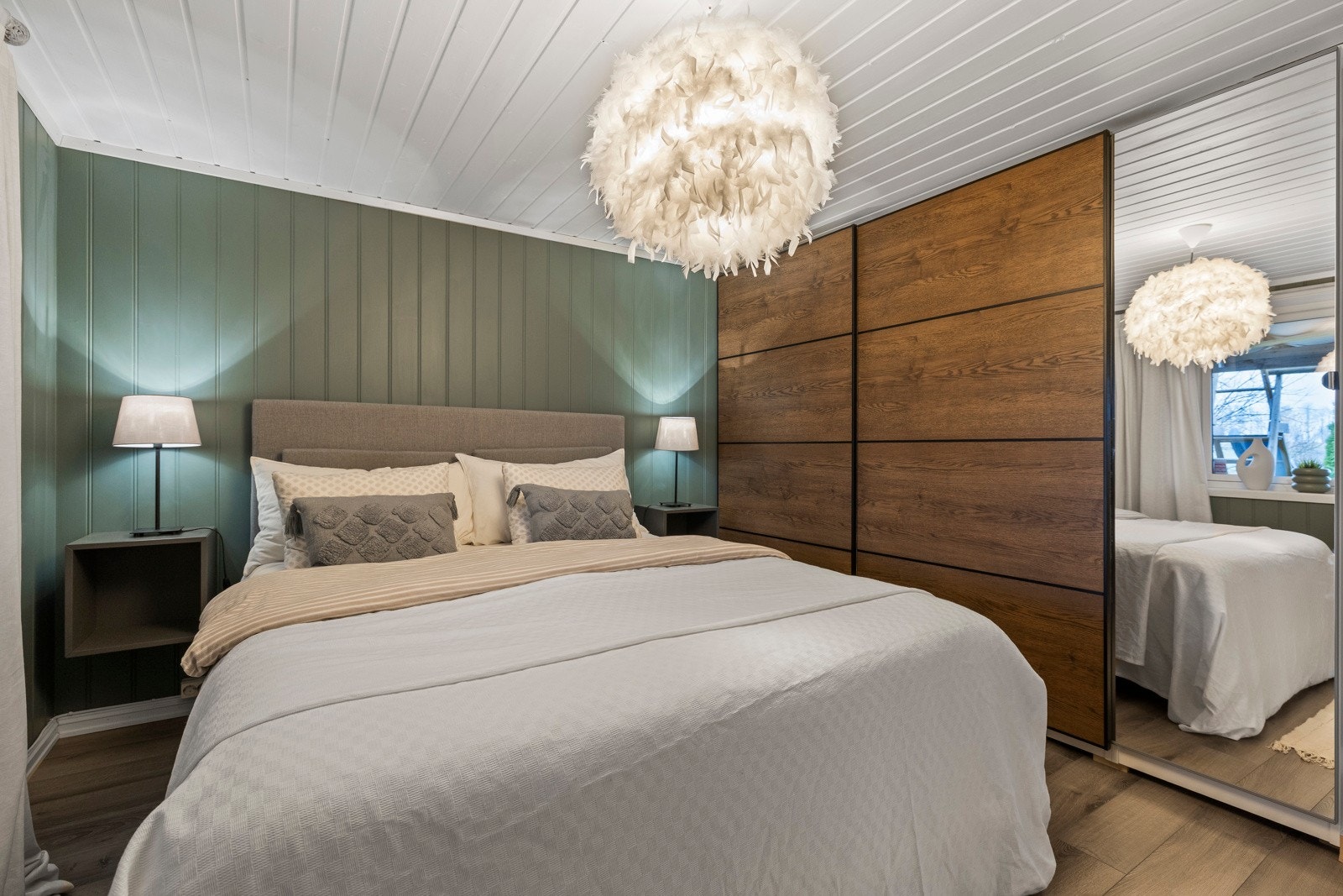 Den store skyvedørsgarderoben gir rikelig med oppbevaringsplass. Galleribilde