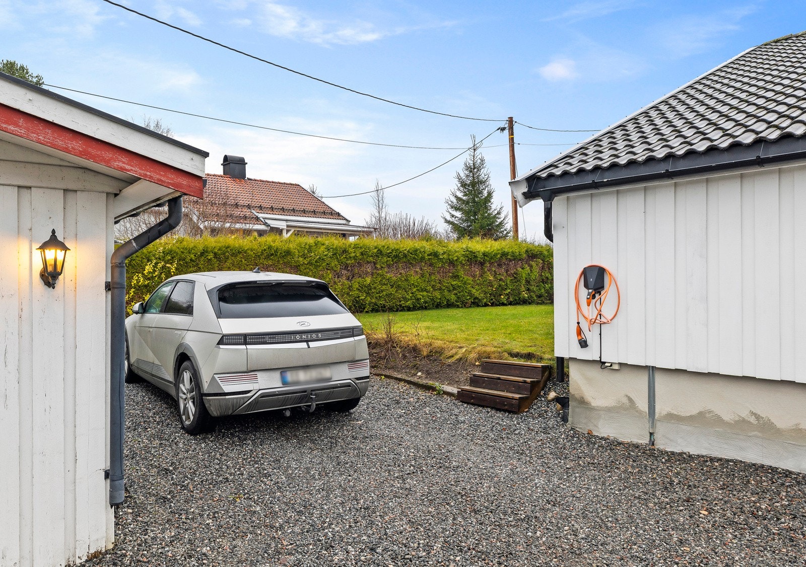 Biloppstillingsplass mellom garasje og bolig med mulighet for å lade bilen. Galleribilde