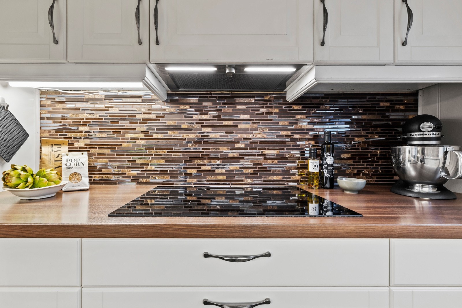 Det er ventilator over kokeplassen og vindu som slipper inn naturlig lys. Galleribilde