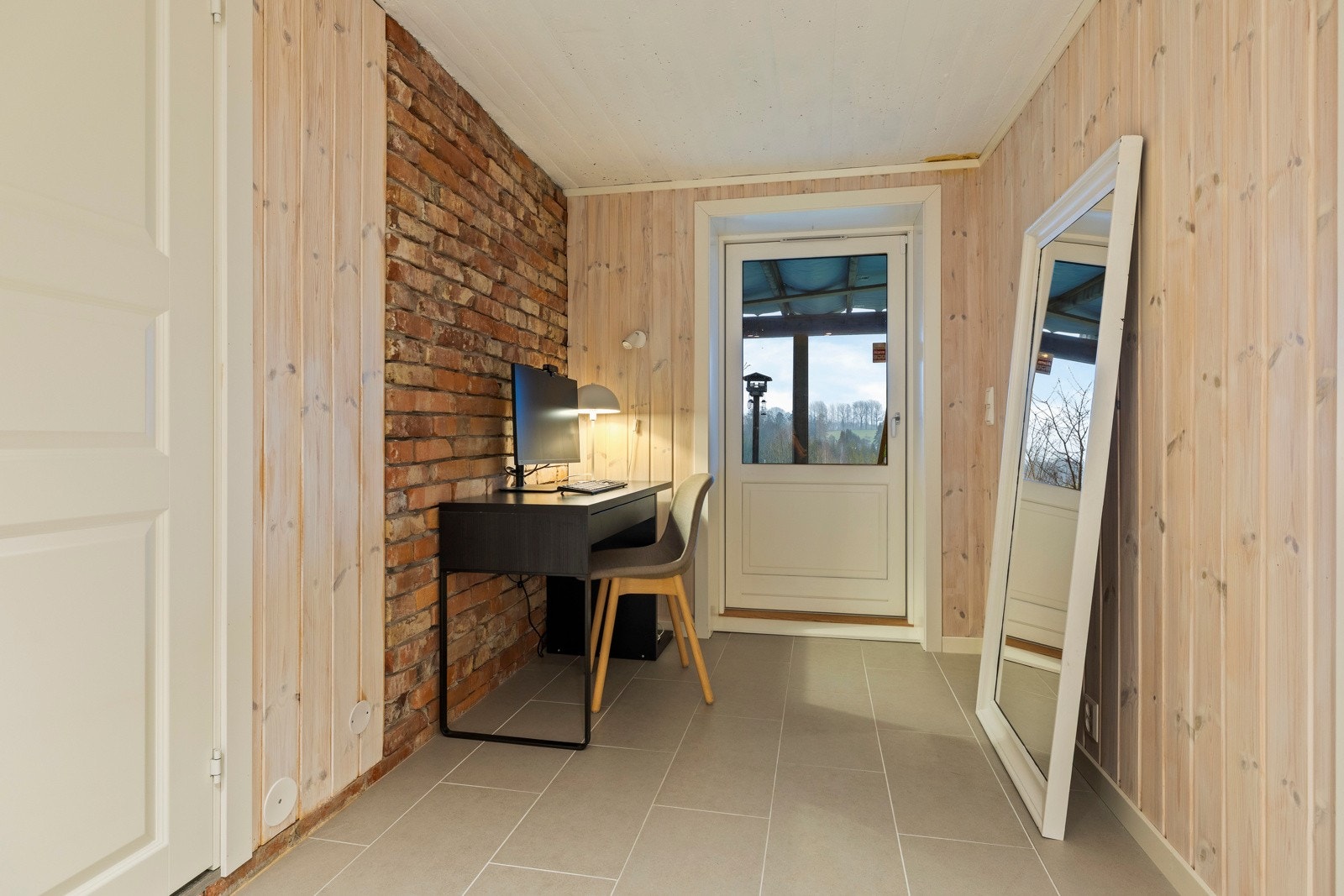 Rommet blir i dag benyttet som kontor med utgang til uteplass/hage. Galleribilde