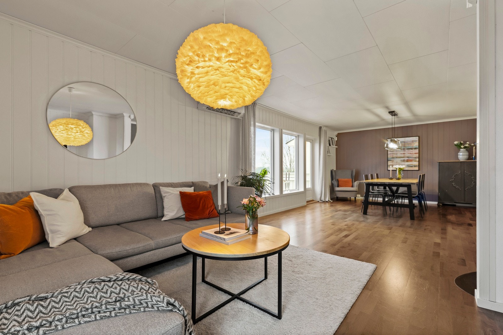 Spisestuen har sin naturlige plass i tilknytning til kjøkkenet og byr på god plass til et stort spisebord - perfekt for både hverdagsmåltider og sosiale sammenkomster. Galleribilde