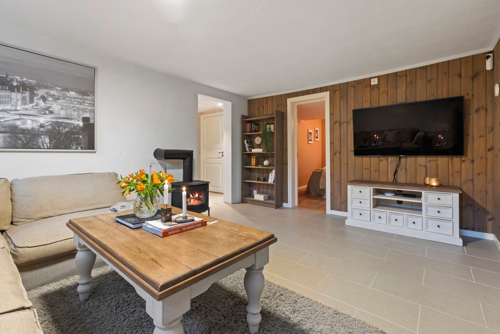 Her er det god plass til sofagruppe, TV-løsning og andre møbler etter behov. Rommet får naturlig lys inn gjennom vinduer som vender mot hagen. Galleribilde