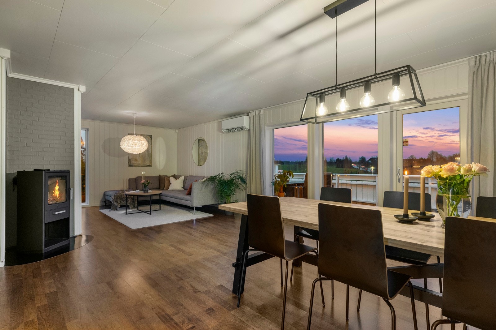 Her er det god plass til en stor sofagruppe og mediebenk, og rommet oppleves lyst og luftig takket være store vindusflater som slipper inn rikelig med dagslys. Galleribilde